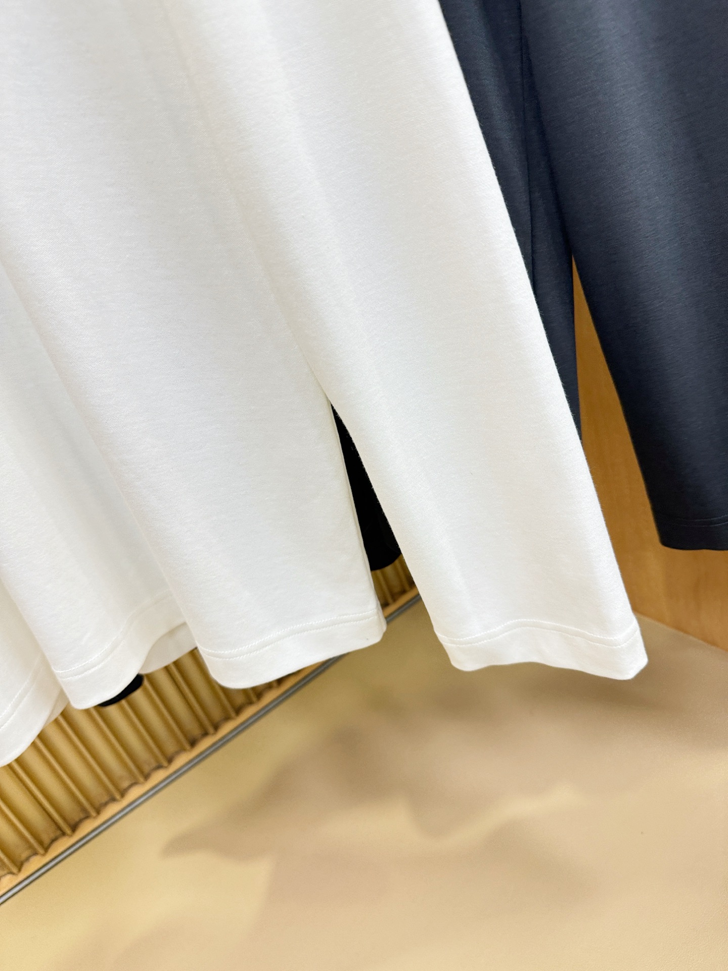 LV路易威登 新品 长袖T恤，经典Logo设计，百搭款 官网同步发售 定制面料，柔软细腻 舒适透气，亲肤