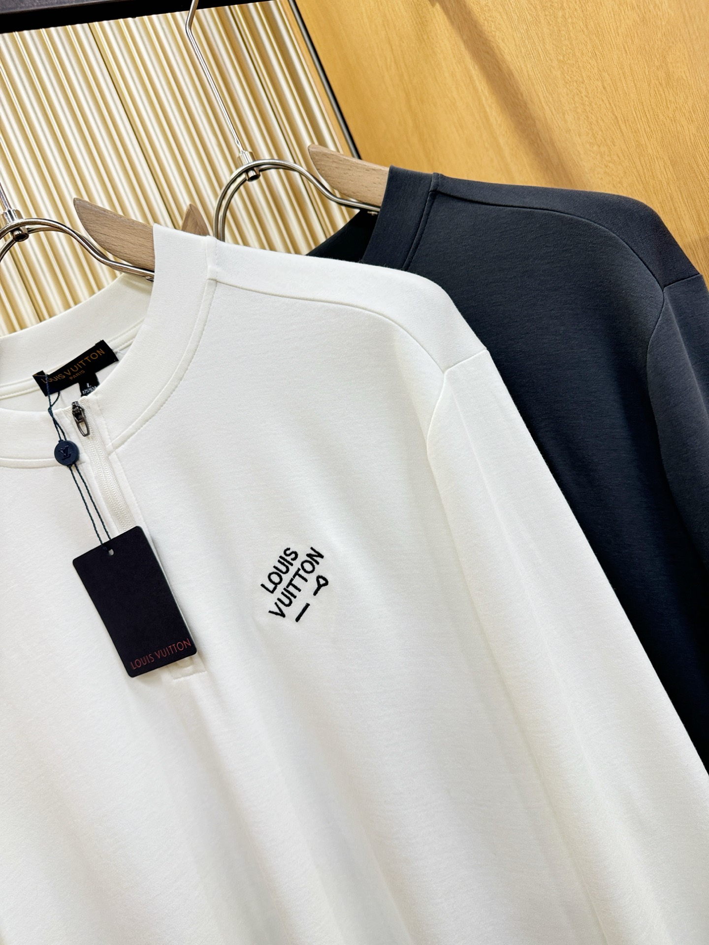 LV路易威登 新品 长袖T恤，经典Logo设计，百搭款 官网同步发售 定制面料，柔软细腻 舒适透气，亲肤