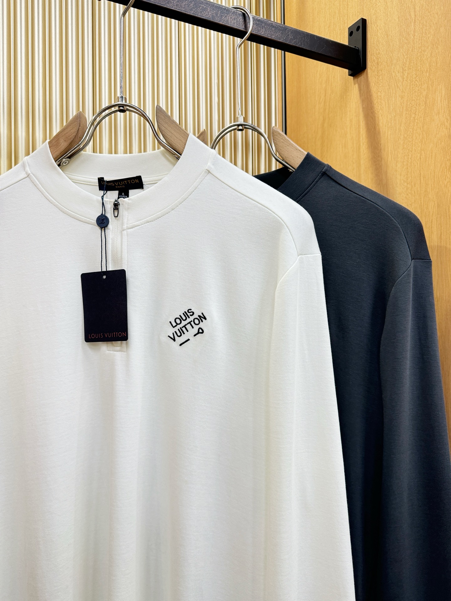 LV路易威登 新品 长袖T恤，经典Logo设计，百搭款 官网同步发售 定制面料，柔软细腻 舒适透气，亲肤