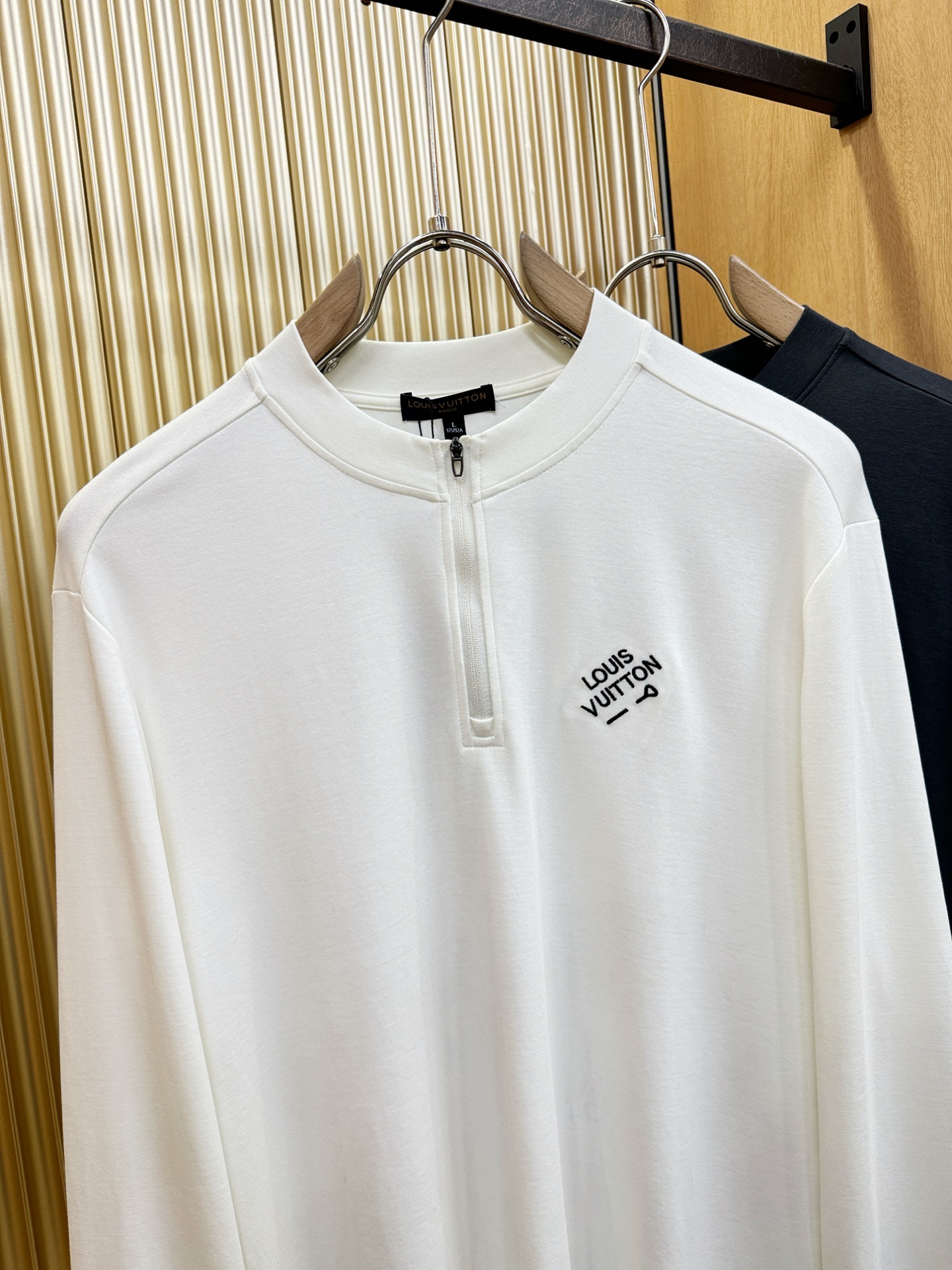 LV路易威登 新品 长袖T恤，经典Logo设计，百搭款 官网同步发售 定制面料，柔软细腻 舒适透气，亲肤