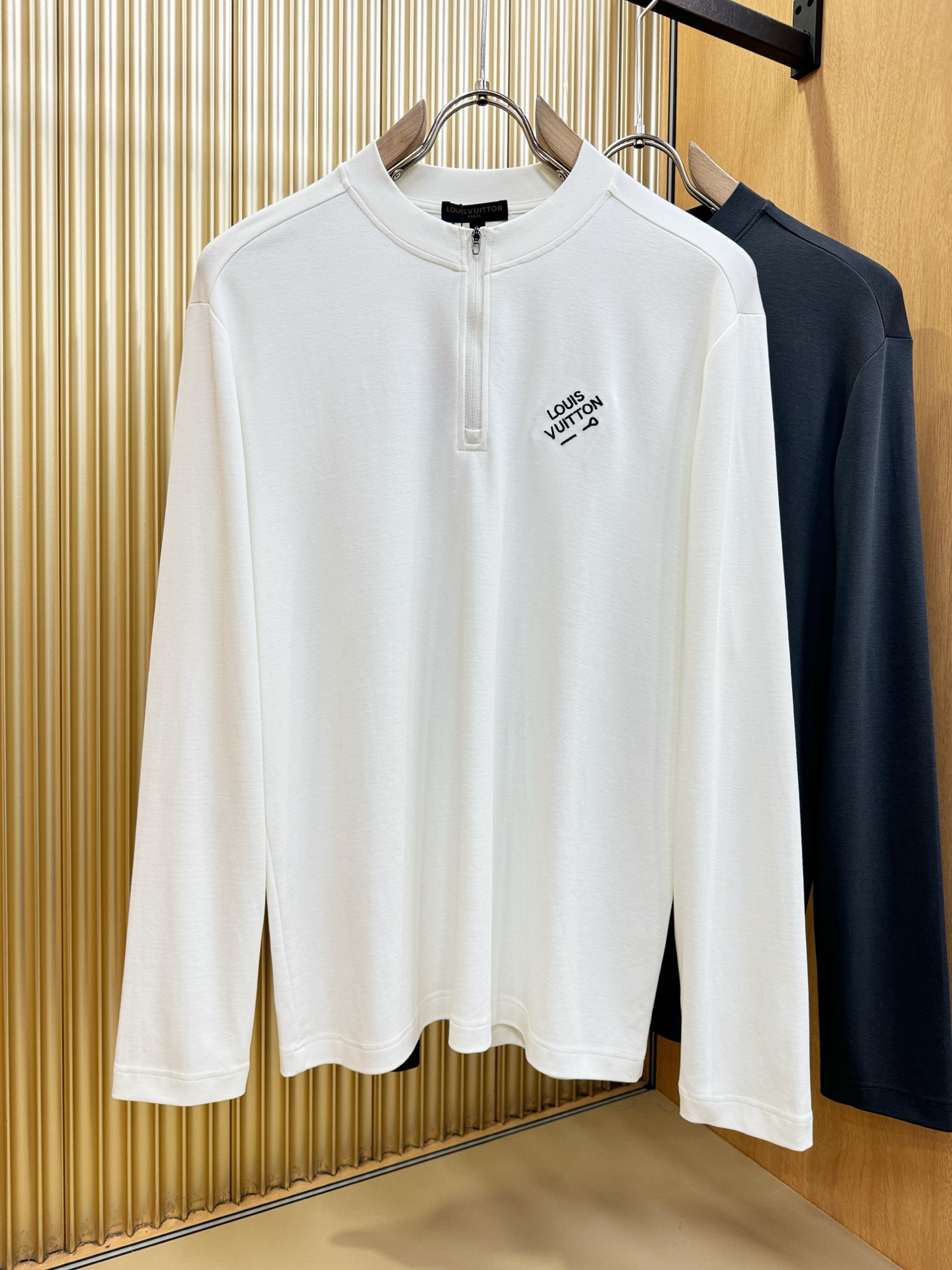 LV路易威登 新品 长袖T恤，经典Logo设计，百搭款 官网同步发售 定制面料，柔软细腻 舒适透气，亲肤