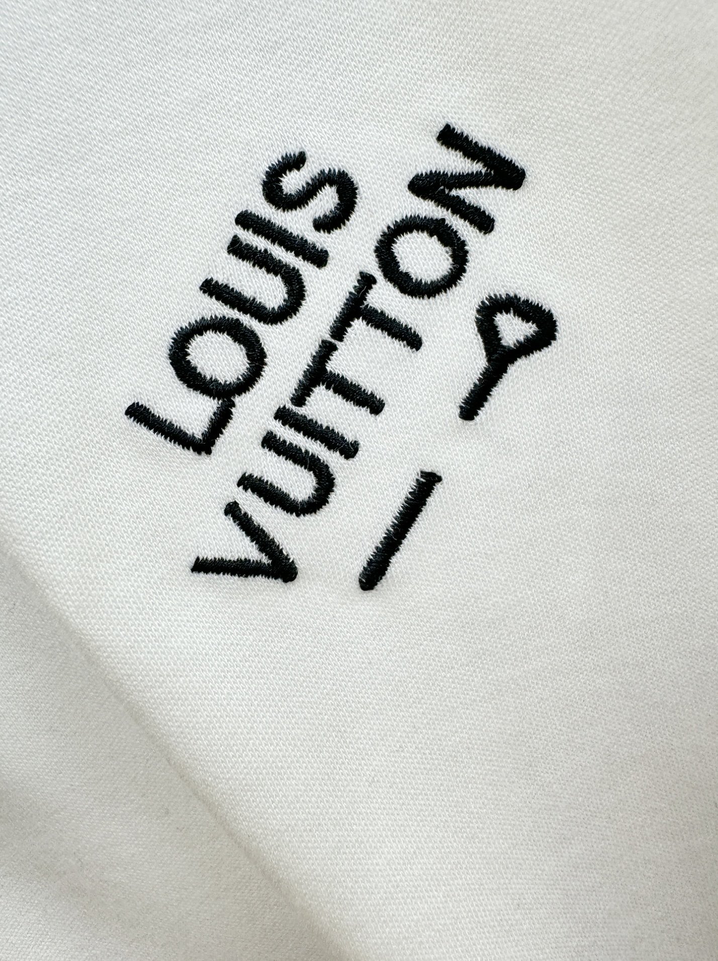 LV路易威登 新品 长袖T恤，经典Logo设计，百搭款 官网同步发售 定制面料，柔软细腻 舒适透气，亲肤