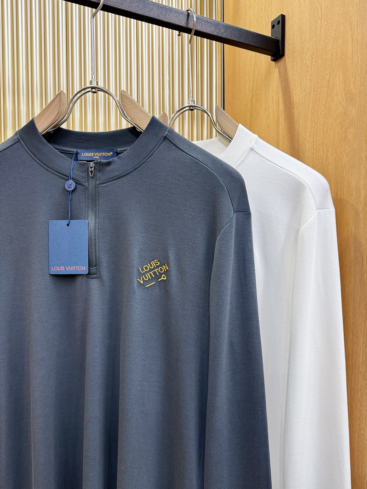 LV路易威登 新品 长袖T恤，经典Logo设计，百搭款 官网同步发售 定制面料，柔软细腻 舒适透气，亲肤