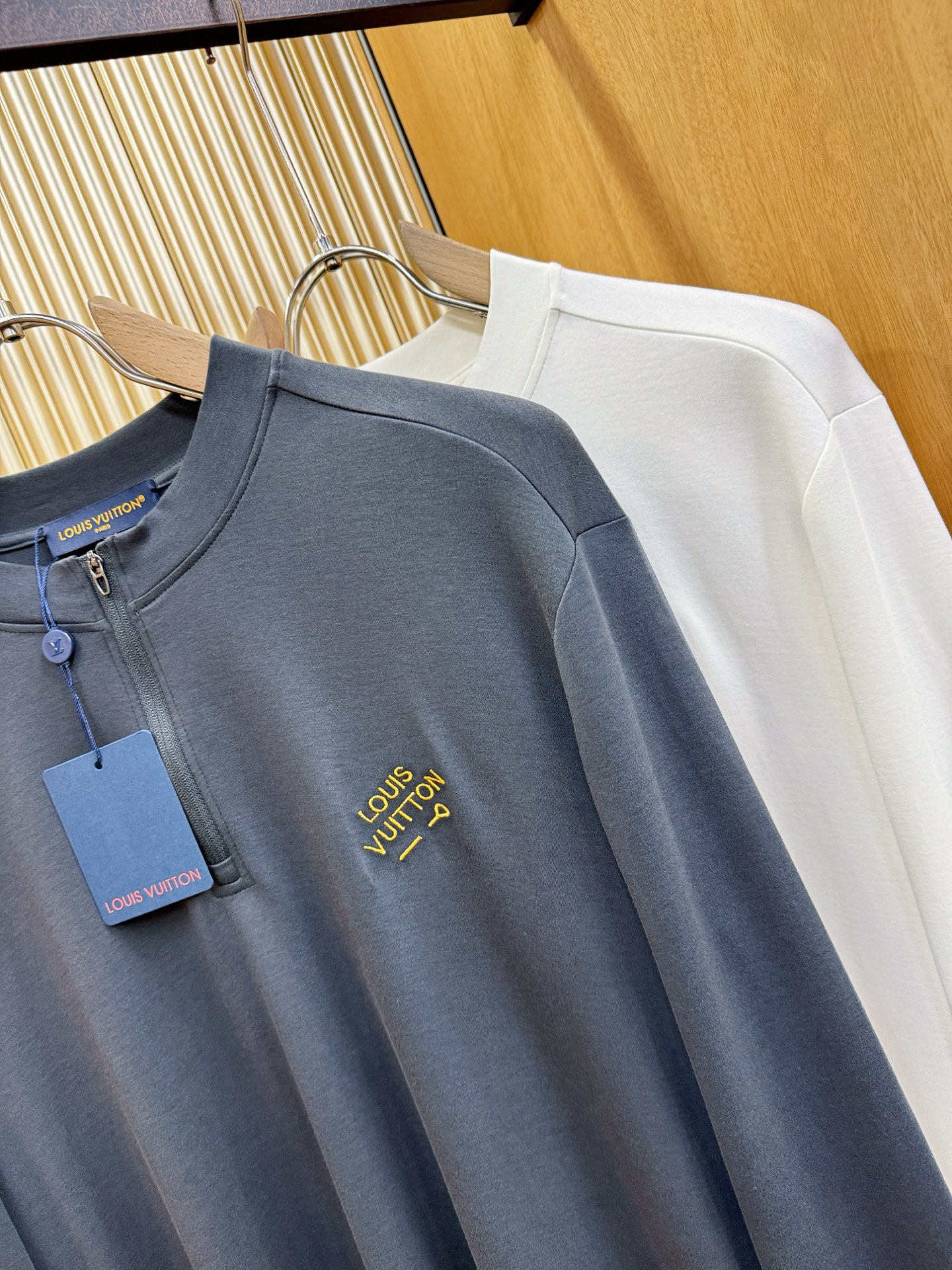 LV路易威登 新品 长袖T恤，经典Logo设计，百搭款 官网同步发售 定制面料，柔软细腻 舒适透气，亲肤