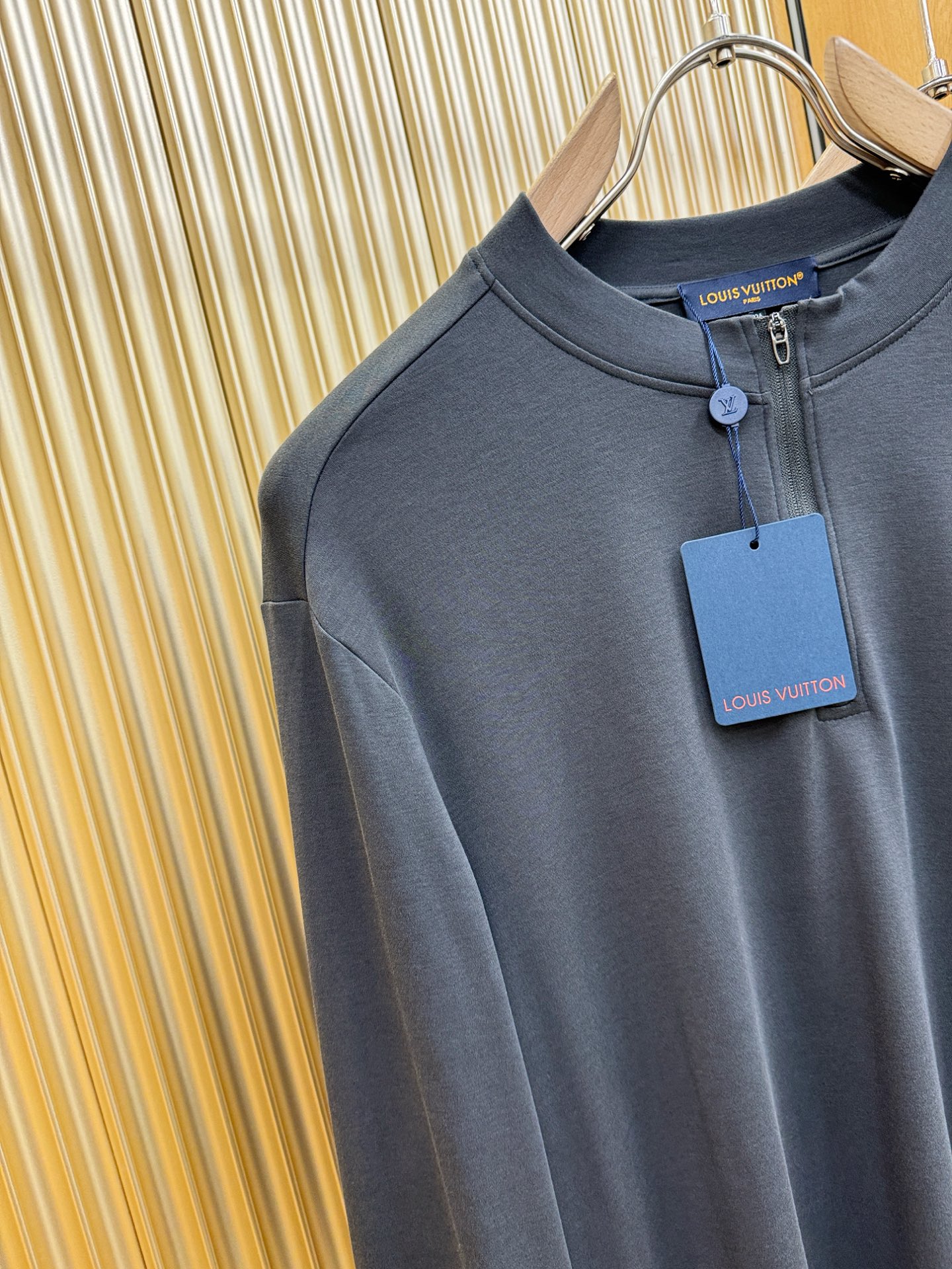 LV路易威登 新品 长袖T恤，经典Logo设计，百搭款 官网同步发售 定制面料，柔软细腻 舒适透气，亲肤