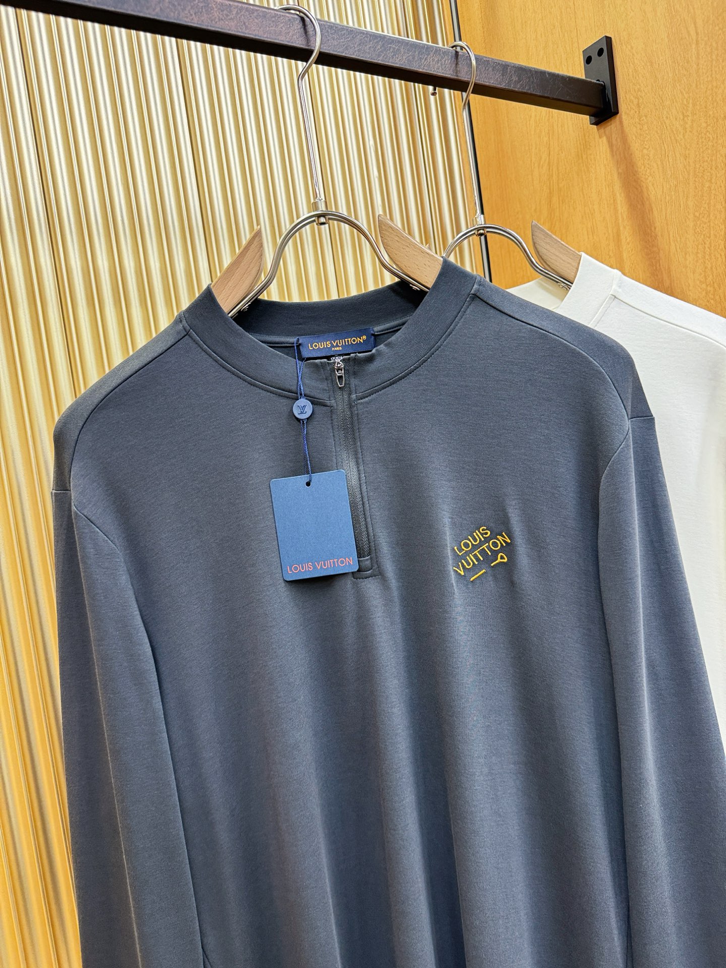 LV路易威登 新品 长袖T恤，经典Logo设计，百搭款 官网同步发售 定制面料，柔软细腻 舒适透气，亲肤