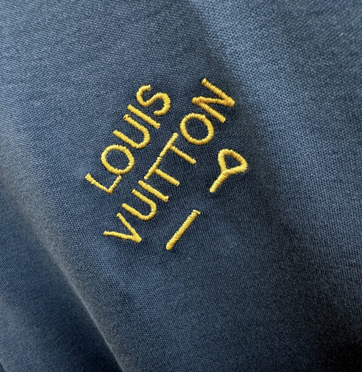 LV路易威登 新品 长袖T恤，经典Logo设计，百搭款 官网同步发售 定制面料，柔软细腻 舒适透气，亲肤