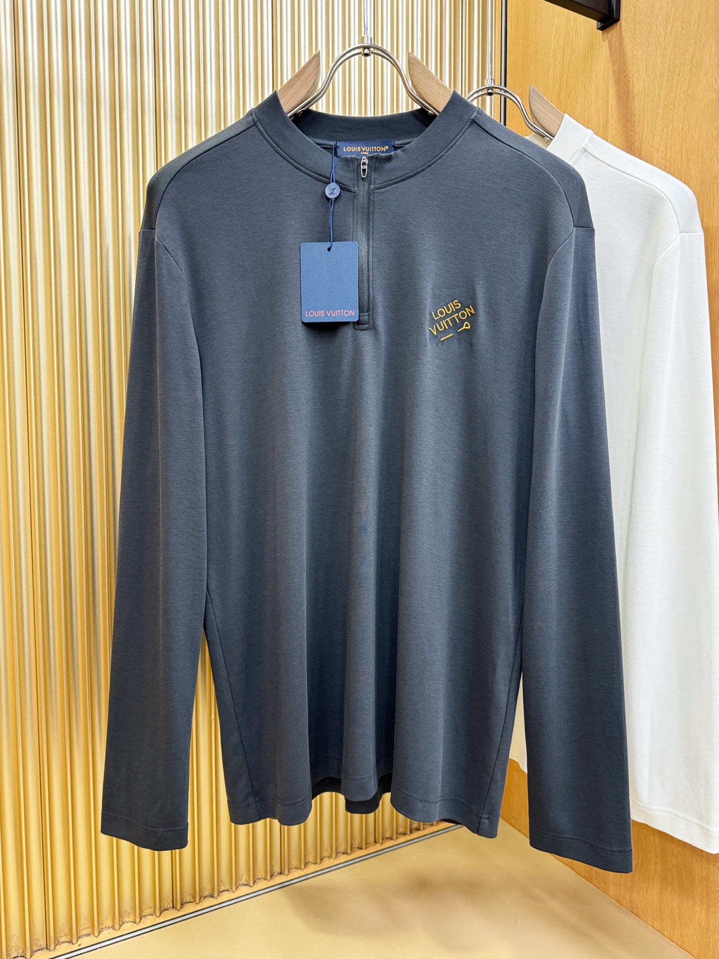 LV路易威登 新品 长袖T恤，经典Logo设计，百搭款 官网同步发售 定制面料，柔软细腻 舒适透气，亲肤