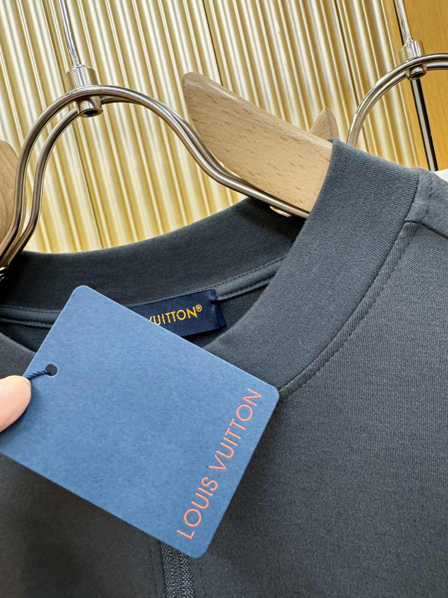 LV路易威登 新品 长袖T恤，经典Logo设计，百搭款 官网同步发售 定制面料，柔软细腻 舒适透气，亲肤