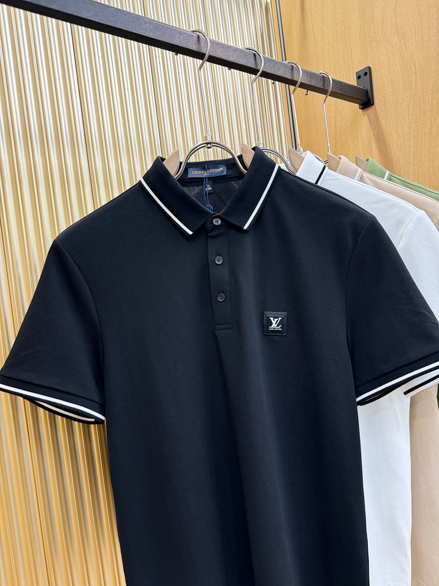 LV路易威登 2026春夏新款首发专柜最新款翻领短袖，珠地丝光棉面料，高端订制 设计前卫时尚！品牌log