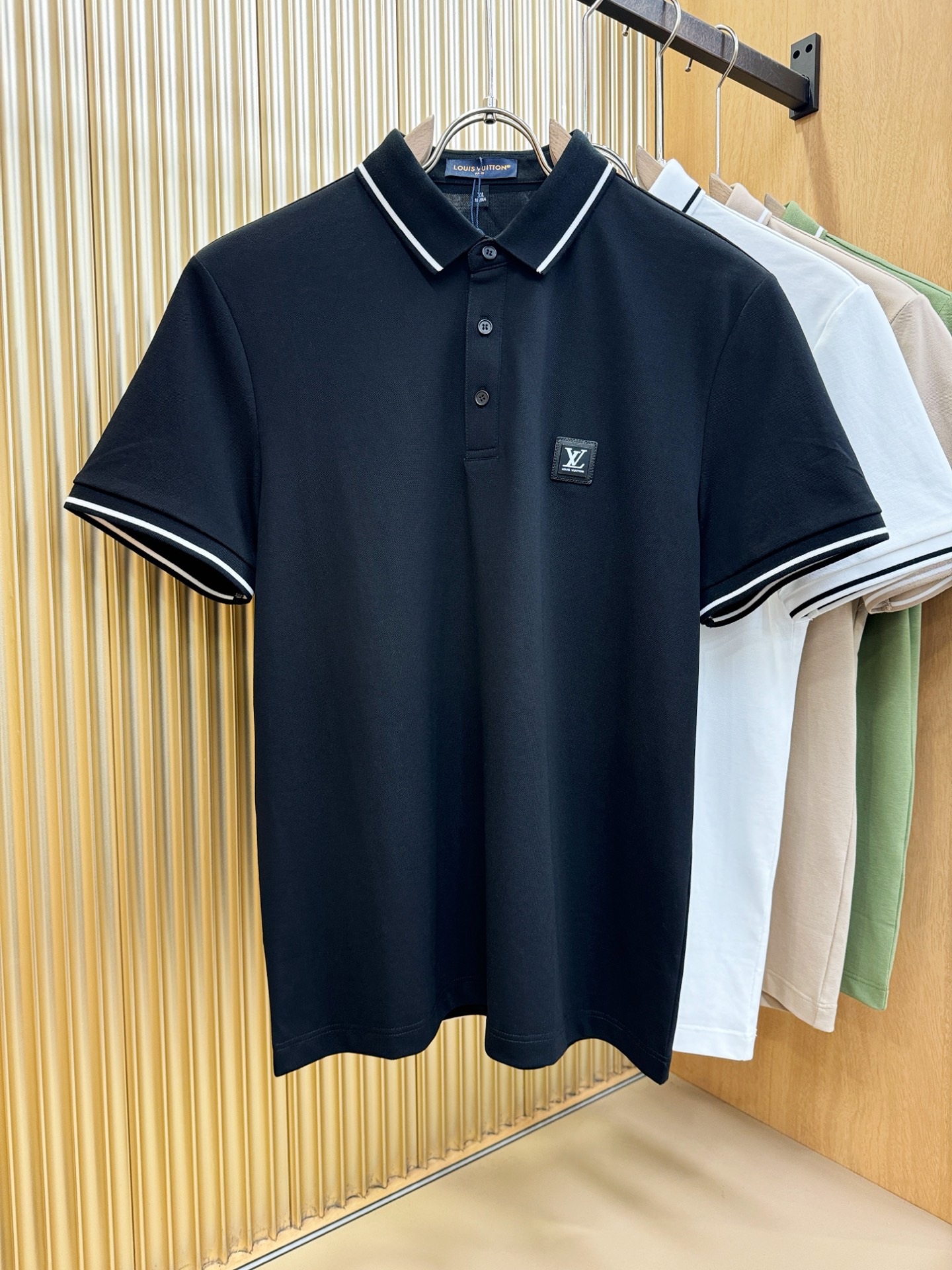 LV路易威登 2026春夏新款首发专柜最新款翻领短袖，珠地丝光棉面料，高端订制 设计前卫时尚！品牌log