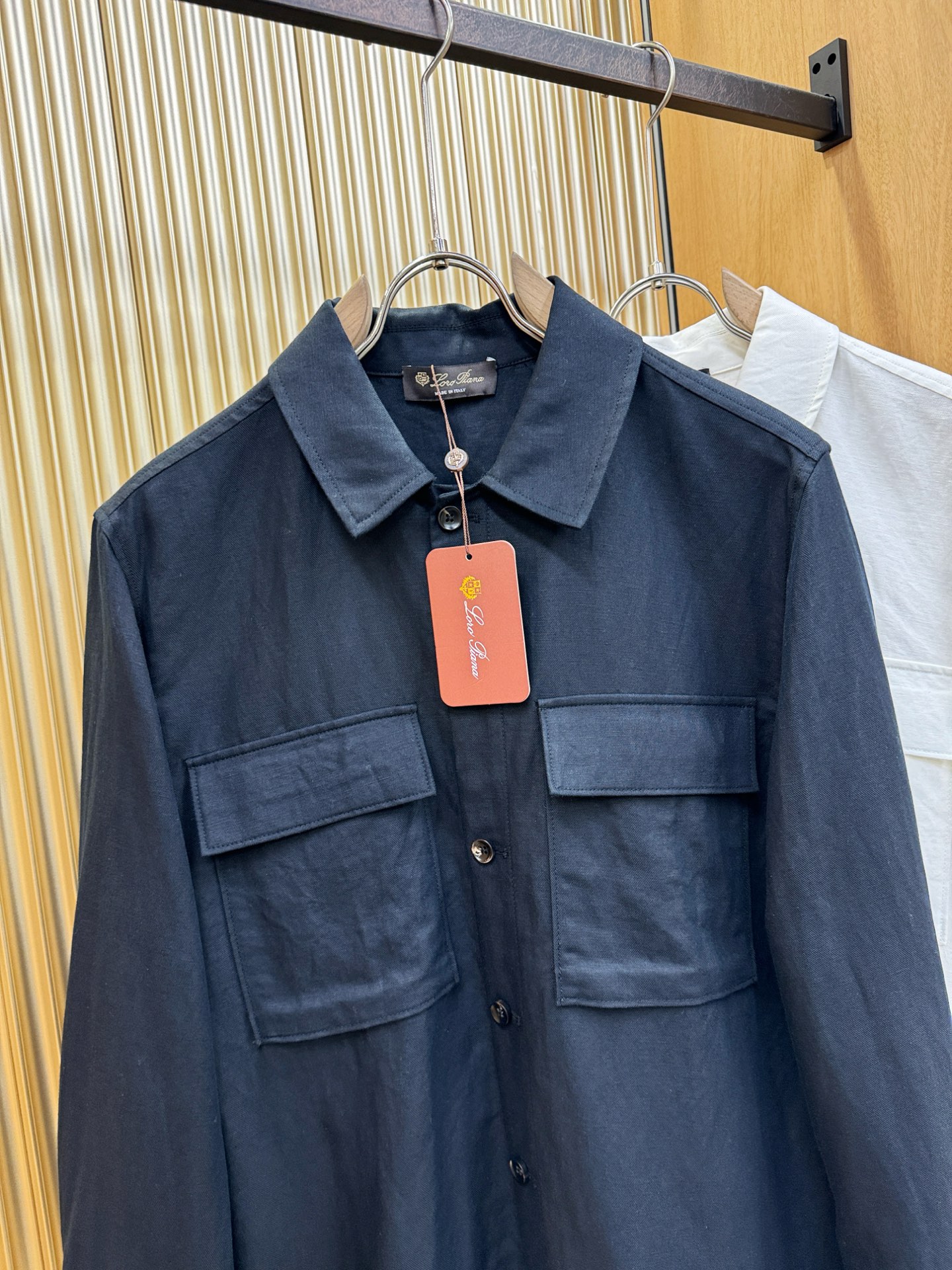 Loro Piana诺悠翩雅 2026春夏专柜同款亚麻衬衫，100%亚麻面料，亚麻衬衫就足够腔调，作为衬