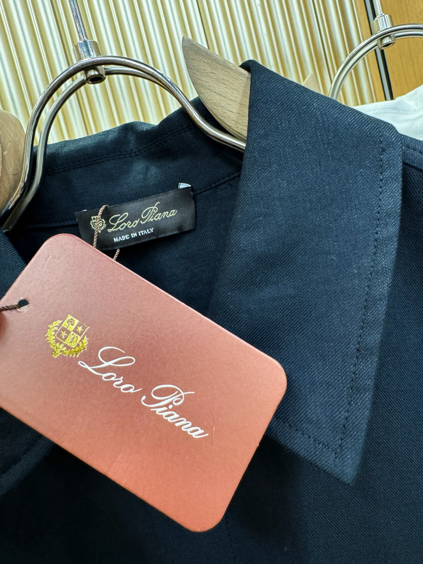 Loro Piana诺悠翩雅 2026春夏专柜同款亚麻衬衫，100%亚麻面料，亚麻衬衫就足够腔调，作为衬