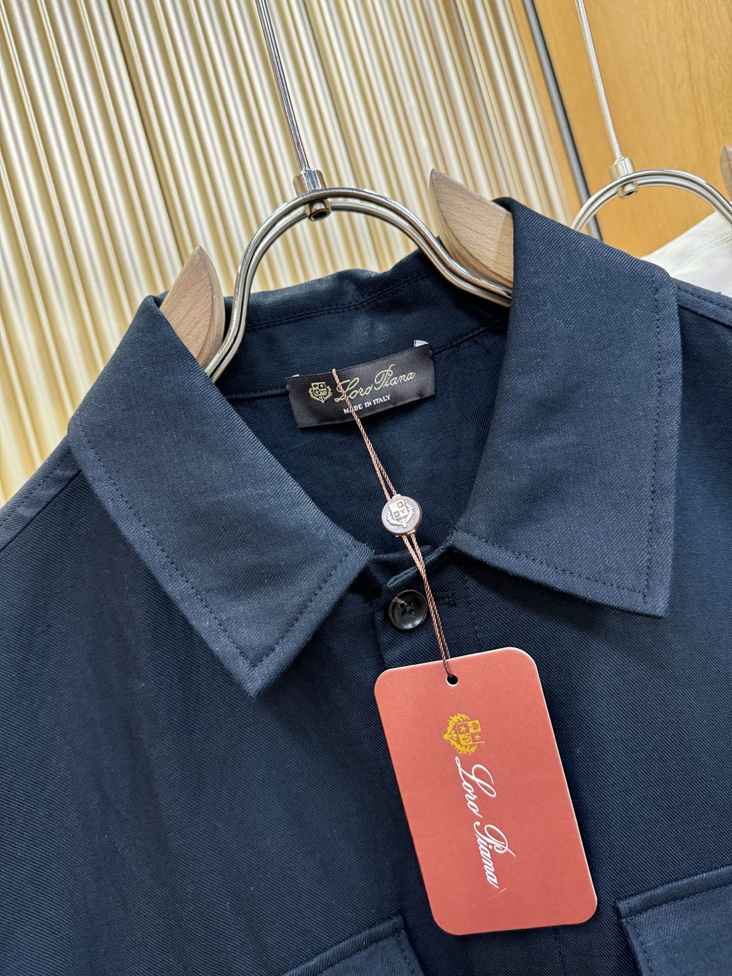 Loro Piana诺悠翩雅 2026春夏专柜同款亚麻衬衫，100%亚麻面料，亚麻衬衫就足够腔调，作为衬