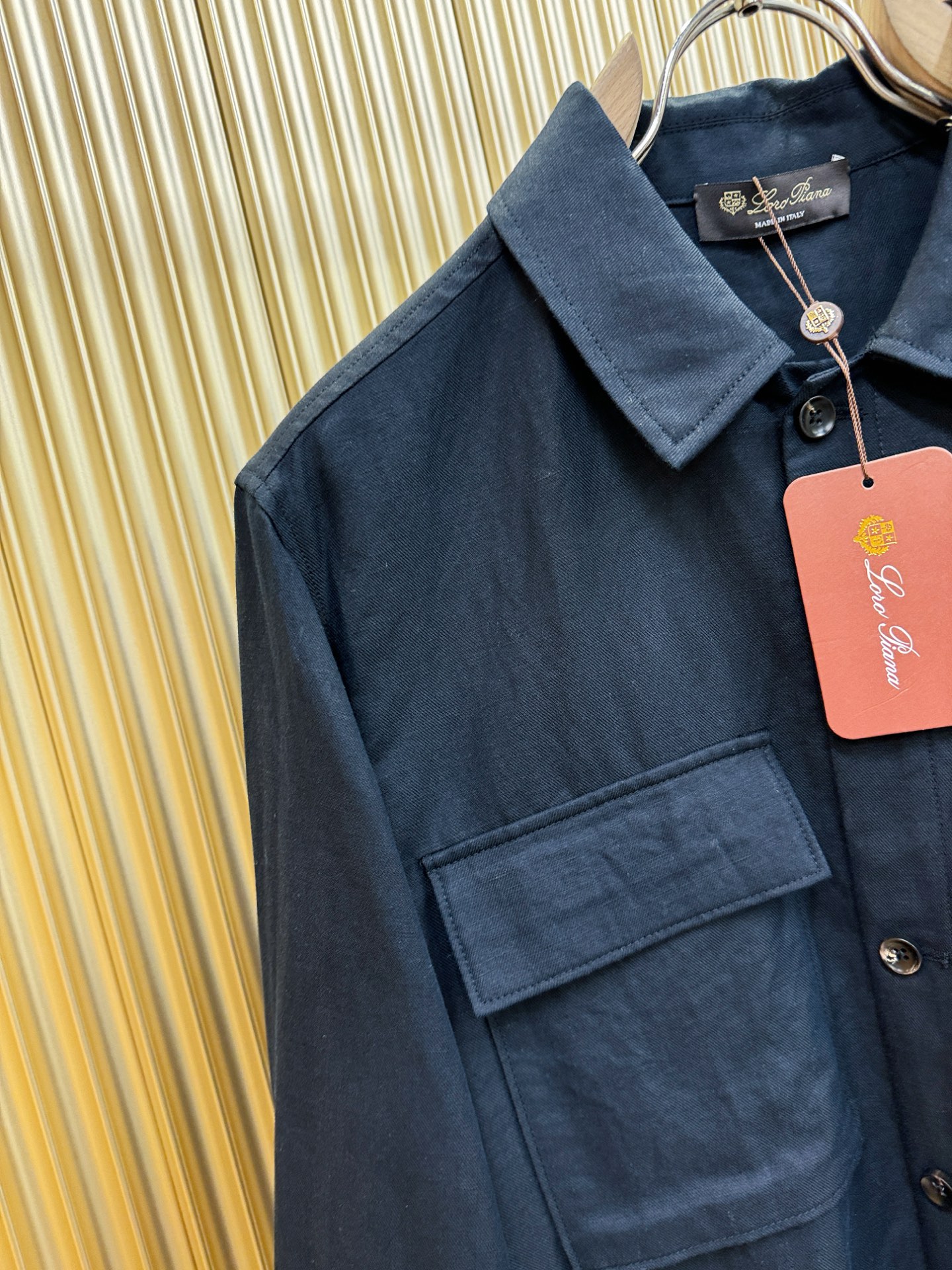 Loro Piana诺悠翩雅 2026春夏专柜同款亚麻衬衫，100%亚麻面料，亚麻衬衫就足够腔调，作为衬