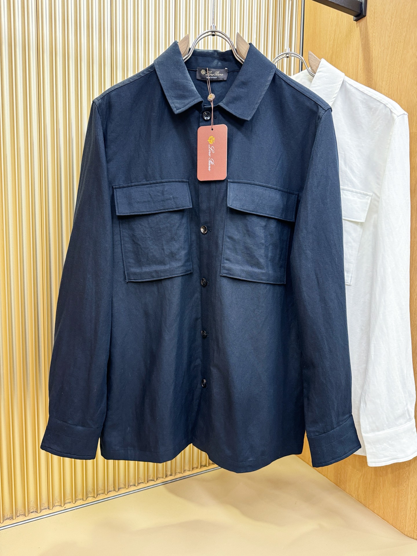 Loro Piana诺悠翩雅 2026春夏专柜同款亚麻衬衫，100%亚麻面料，亚麻衬衫就足够腔调，作为衬