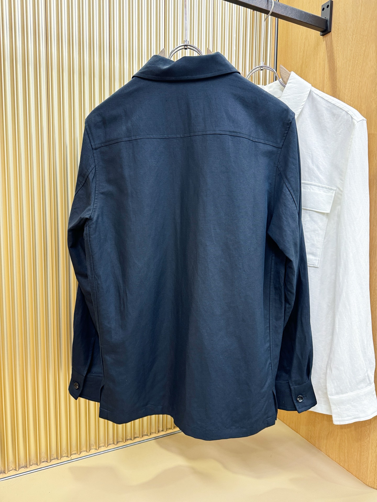 Loro Piana诺悠翩雅 2026春夏专柜同款亚麻衬衫，100%亚麻面料，亚麻衬衫就足够腔调，作为衬