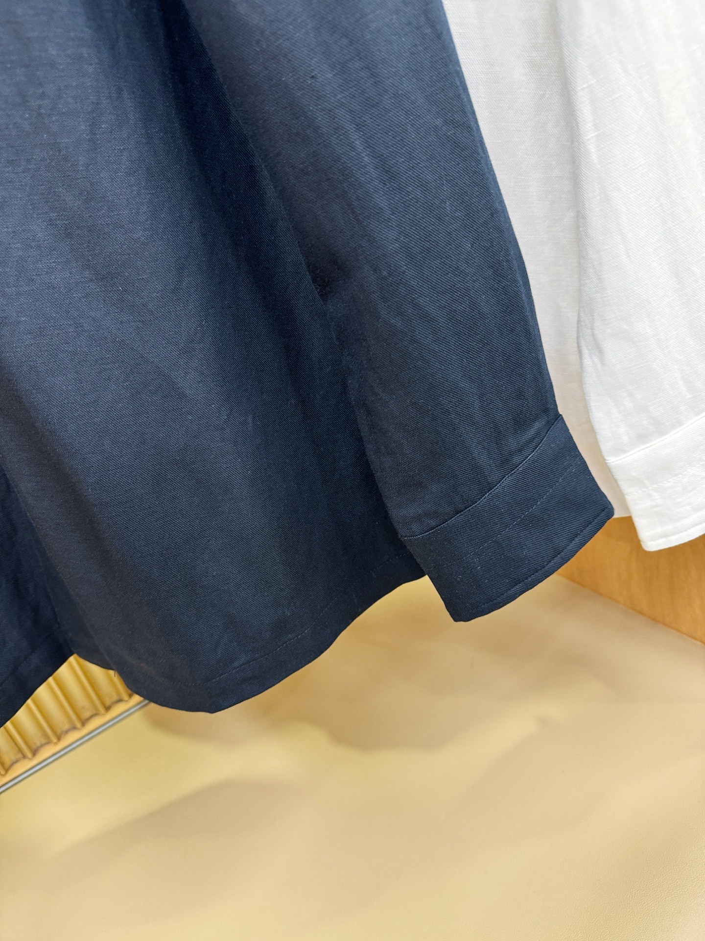 Loro Piana诺悠翩雅 2026春夏专柜同款亚麻衬衫，100%亚麻面料，亚麻衬衫就足够腔调，作为衬