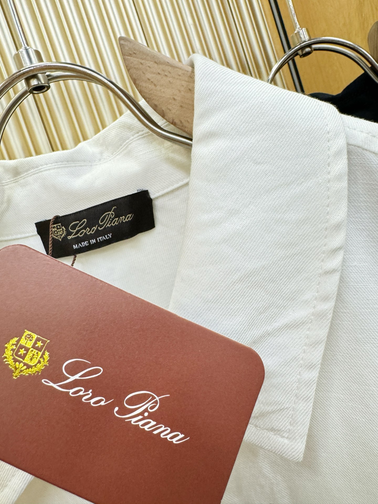 Loro Piana诺悠翩雅 2026春夏专柜同款亚麻衬衫，100%亚麻面料，亚麻衬衫就足够腔调，作为衬