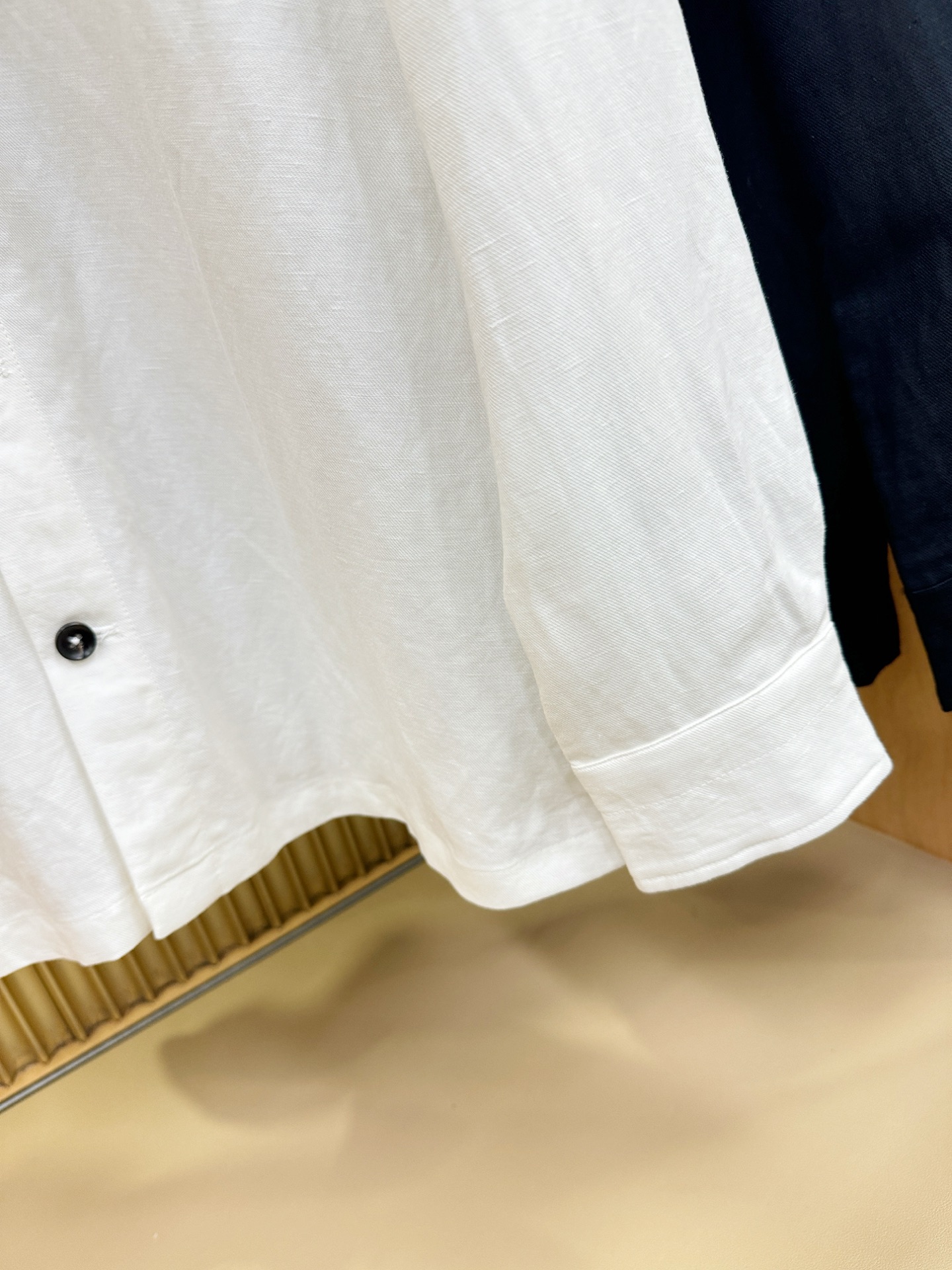 Loro Piana诺悠翩雅 2026春夏专柜同款亚麻衬衫，100%亚麻面料，亚麻衬衫就足够腔调，作为衬