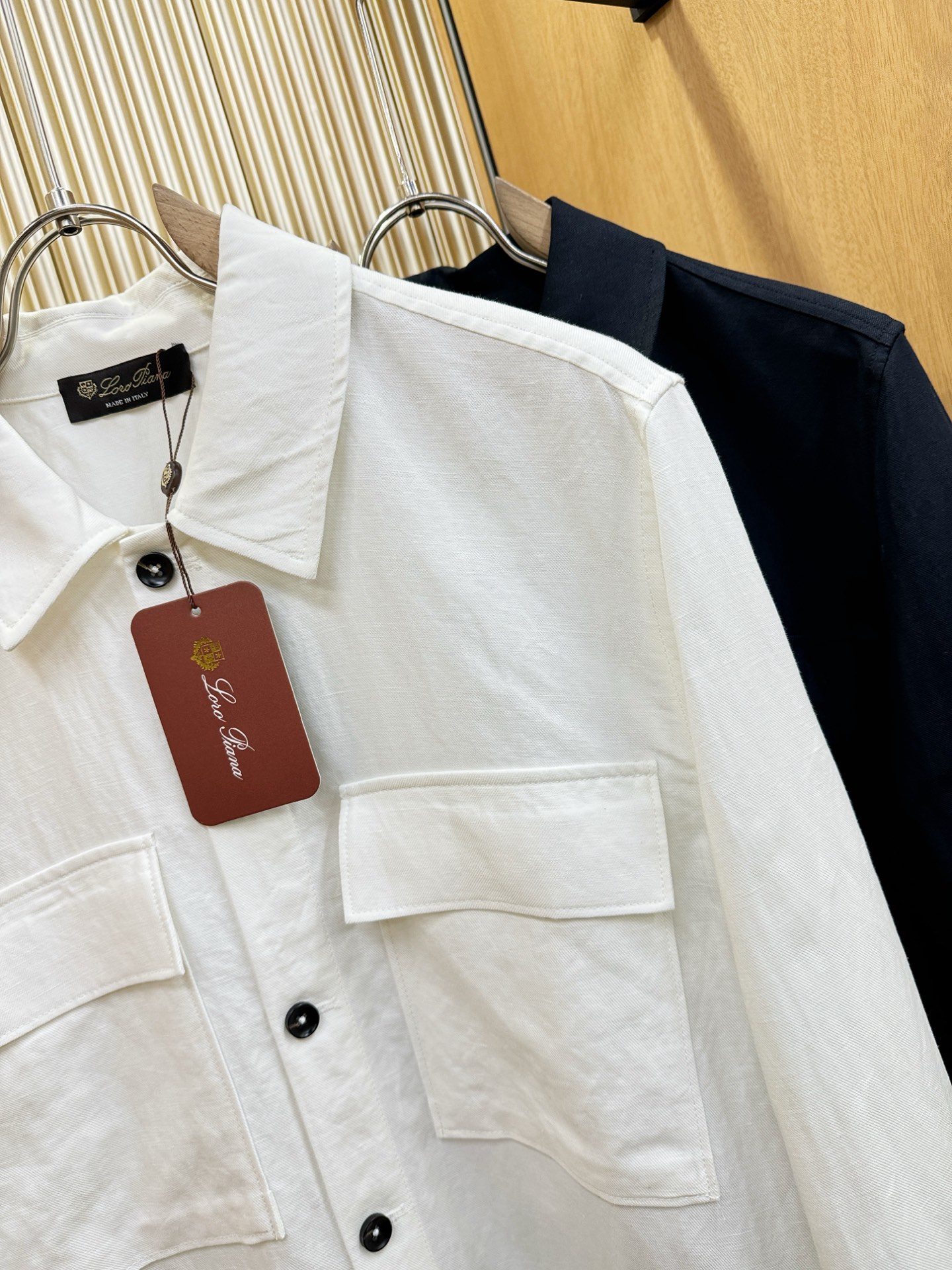 Loro Piana诺悠翩雅 2026春夏专柜同款亚麻衬衫，100%亚麻面料，亚麻衬衫就足够腔调，作为衬