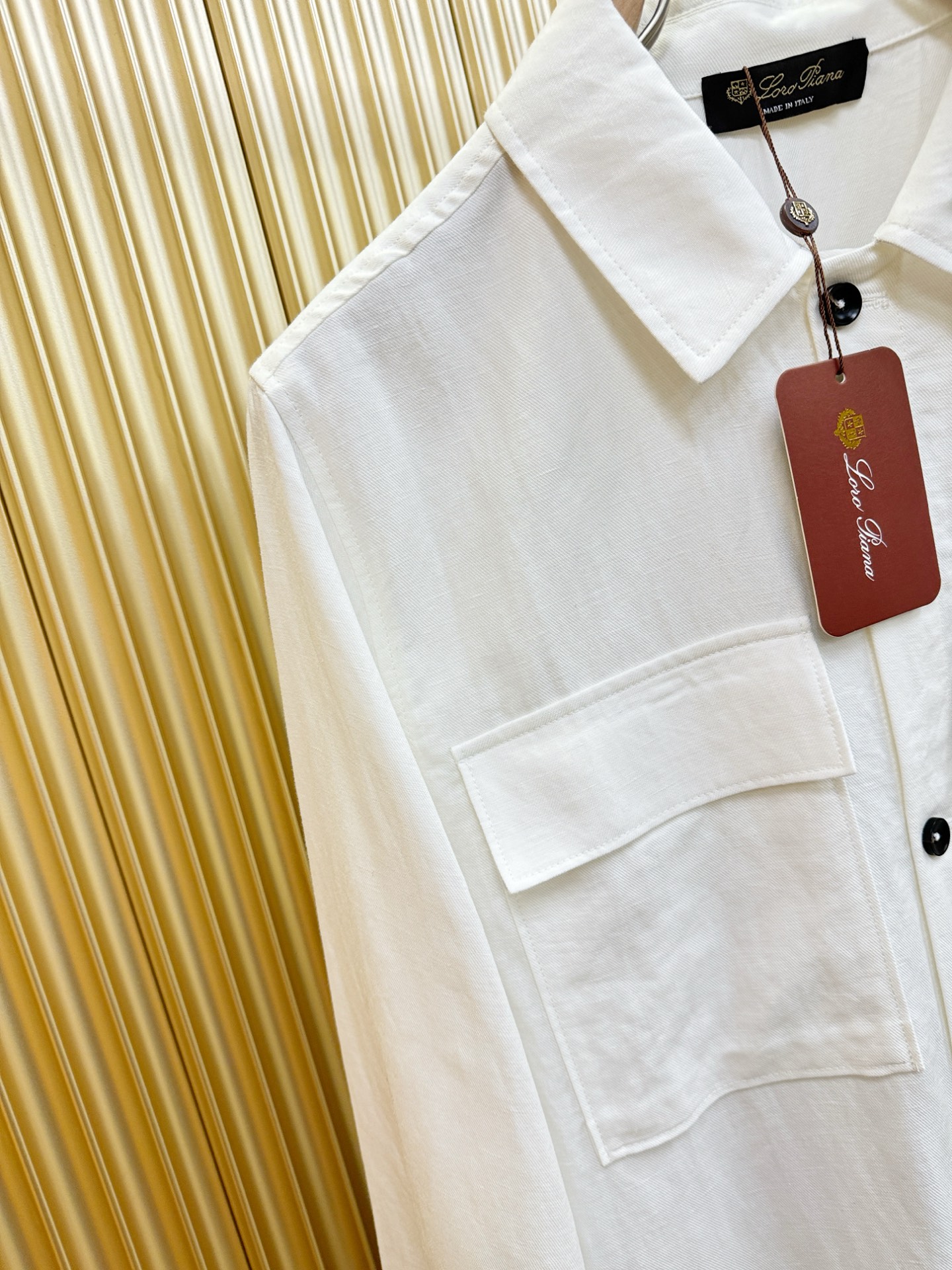 Loro Piana诺悠翩雅 2026春夏专柜同款亚麻衬衫，100%亚麻面料，亚麻衬衫就足够腔调，作为衬