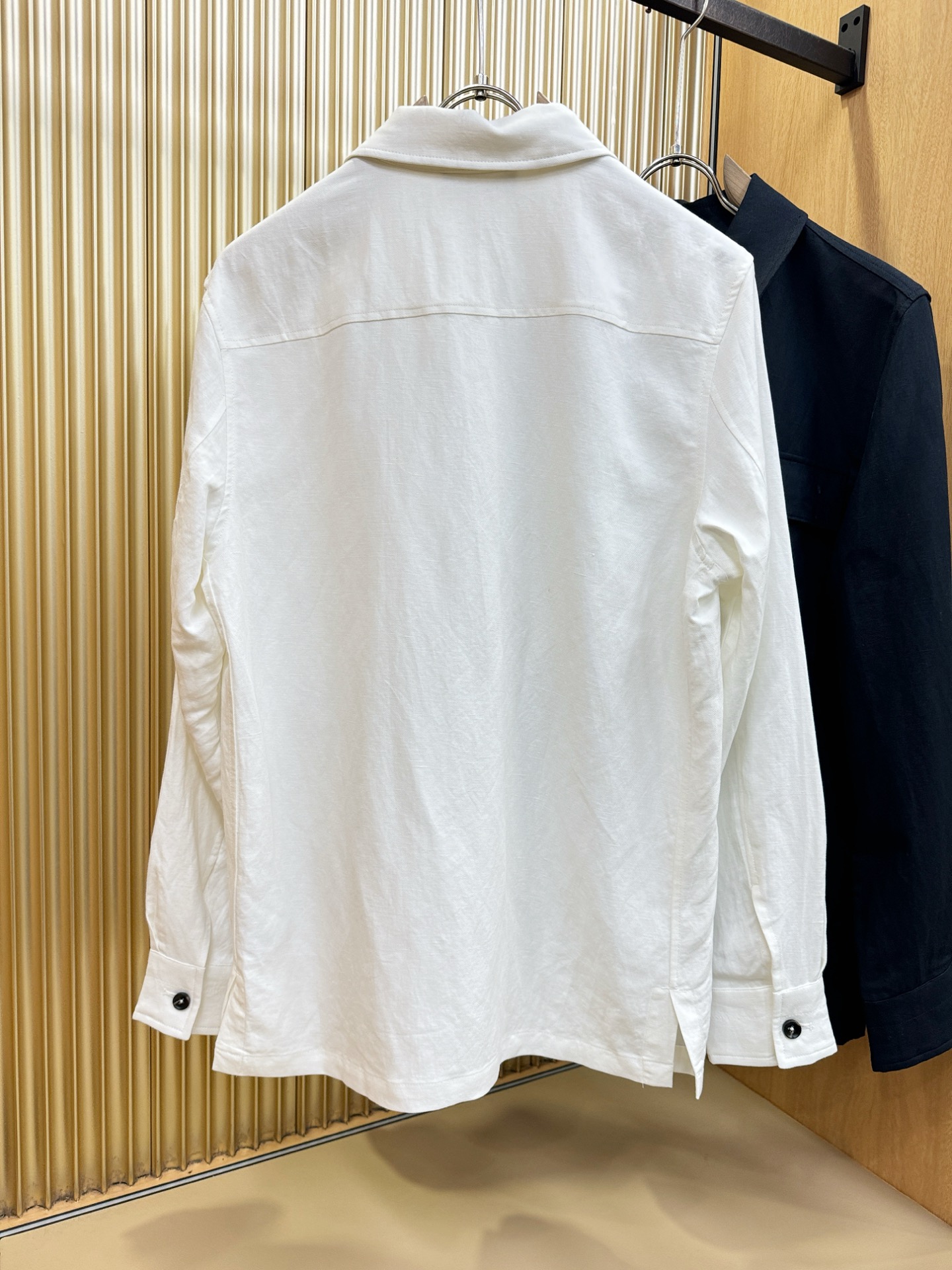 Loro Piana诺悠翩雅 2026春夏专柜同款亚麻衬衫，100%亚麻面料，亚麻衬衫就足够腔调，作为衬