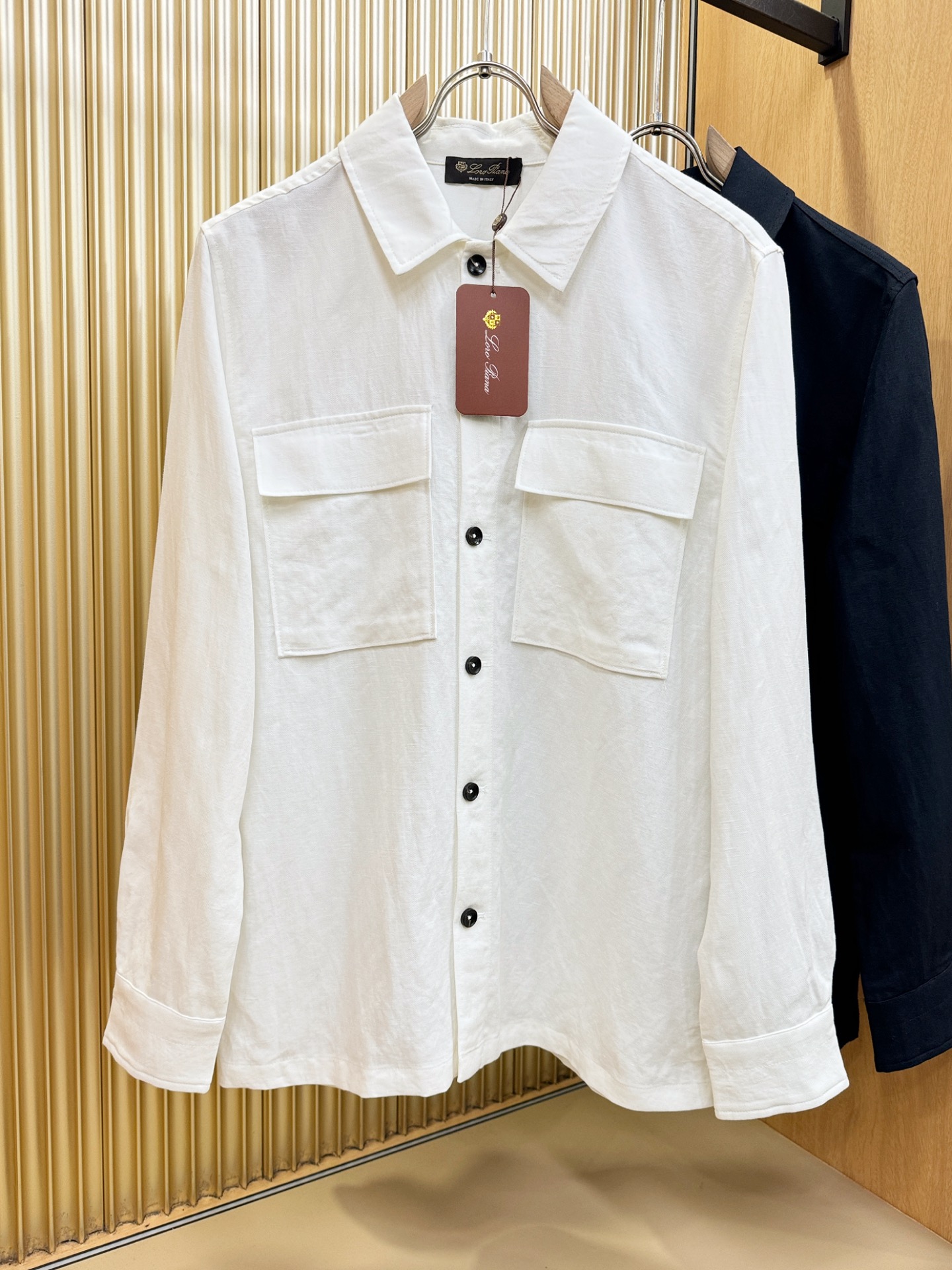 Loro Piana诺悠翩雅 2026春夏专柜同款亚麻衬衫，100%亚麻面料，亚麻衬衫就足够腔调，作为衬