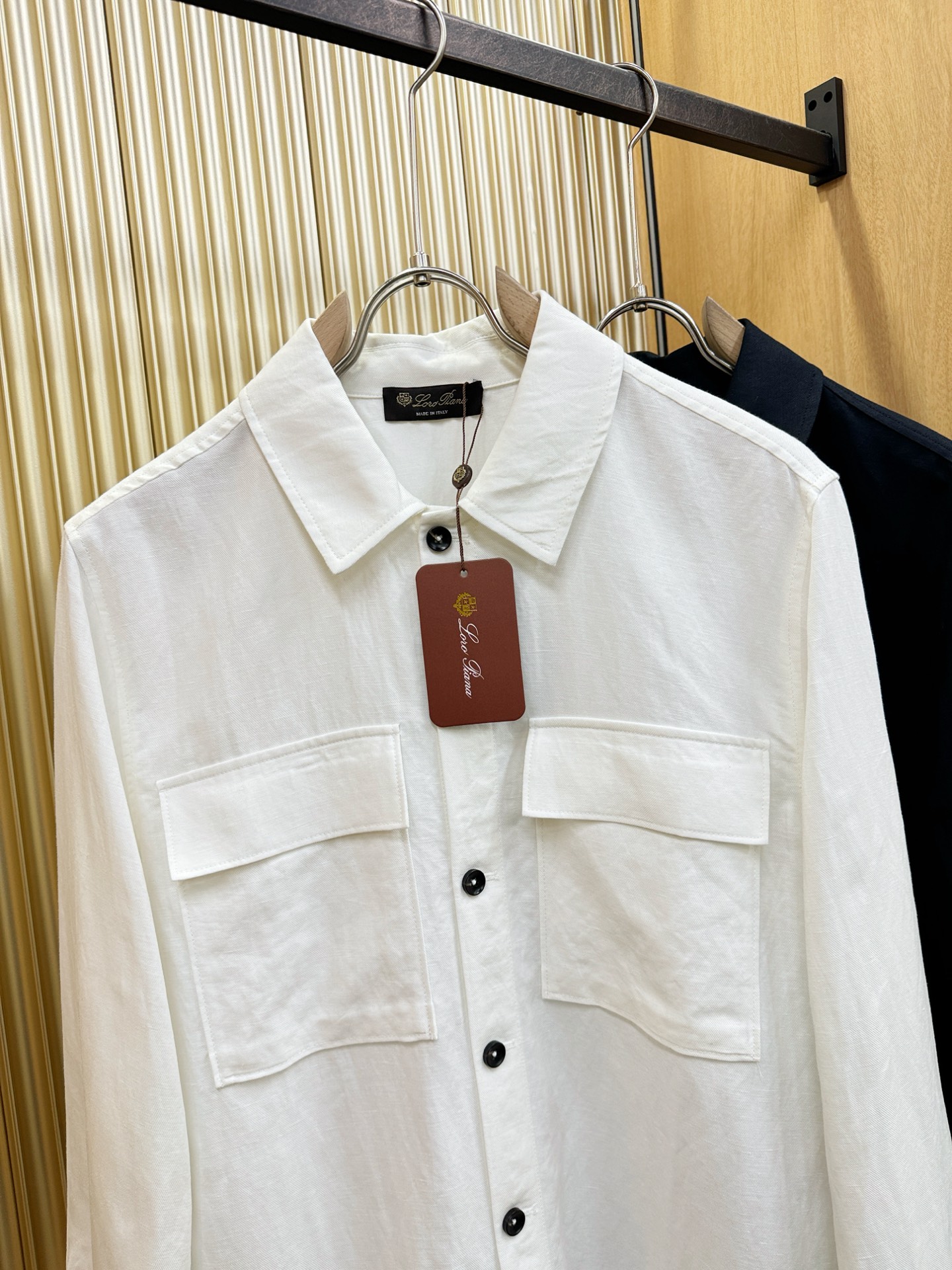 Loro Piana诺悠翩雅 2026春夏专柜同款亚麻衬衫，100%亚麻面料，亚麻衬衫就足够腔调，作为衬