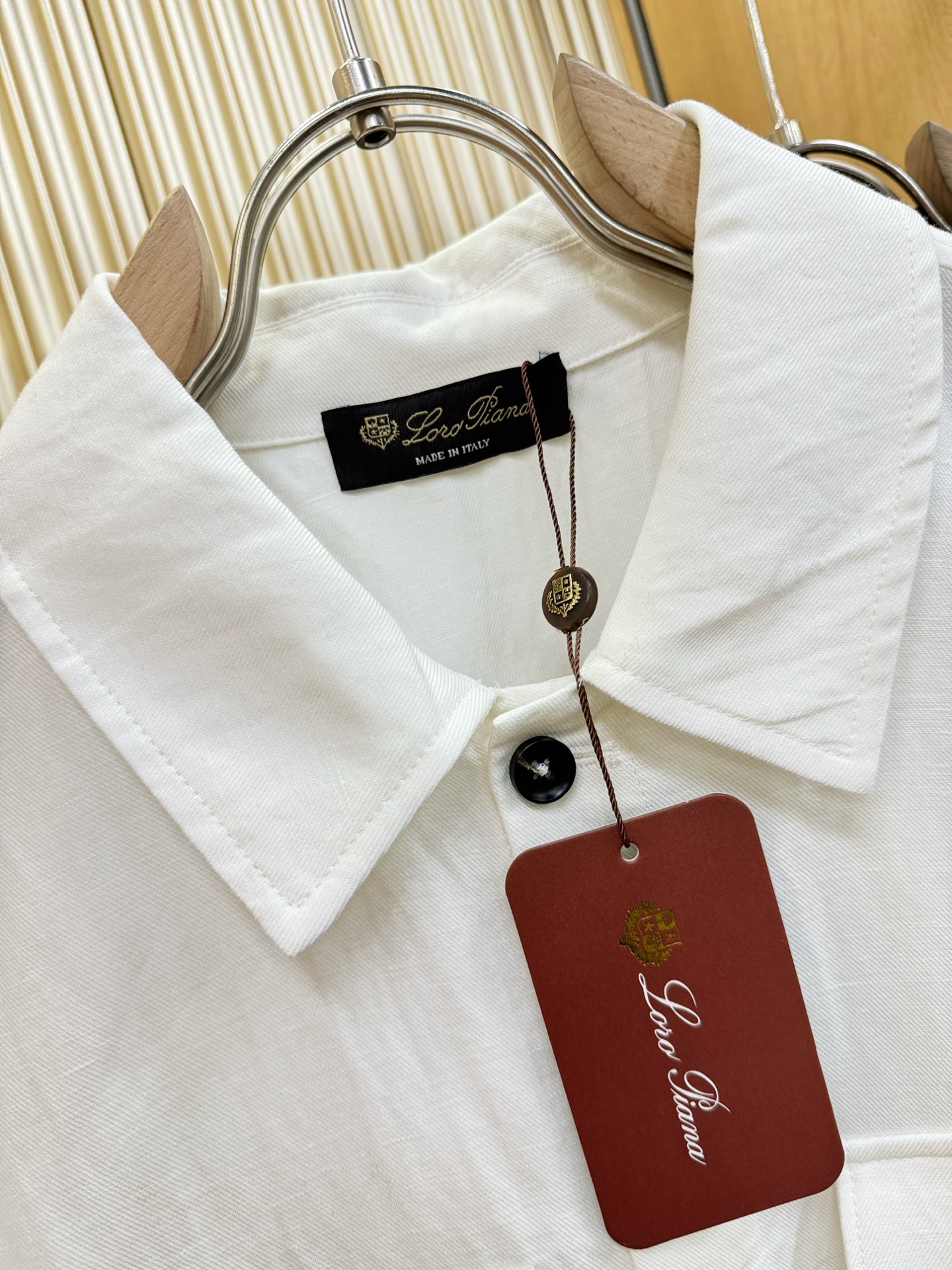 Loro Piana诺悠翩雅 2026春夏专柜同款亚麻衬衫，100%亚麻面料，亚麻衬衫就足够腔调，作为衬