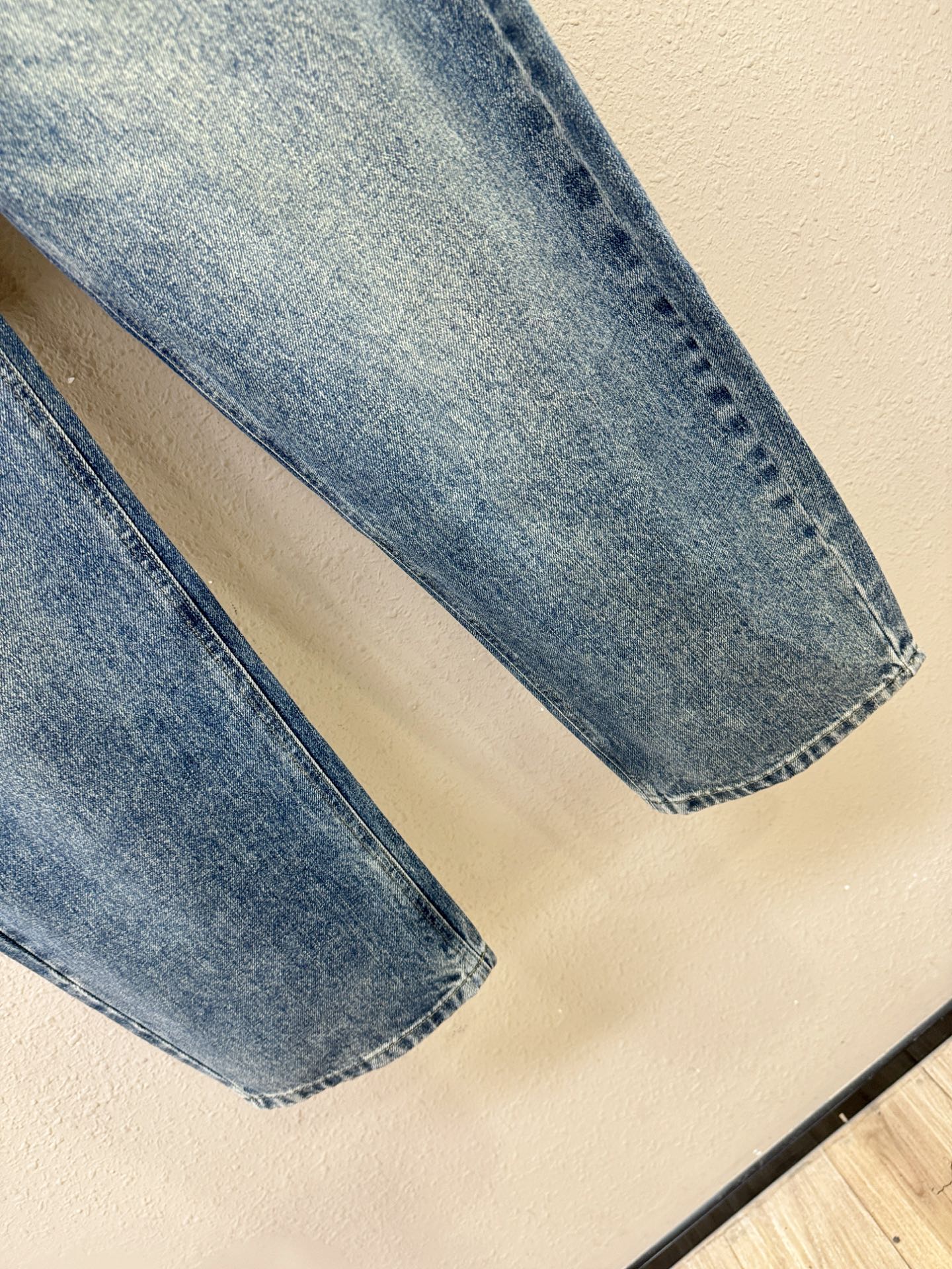 LV路易威登专柜新品，原版牛仔裤 原版重工打造，品牌经典LOGO设计，三标齐全！原版五金辅料。专柜定制牛