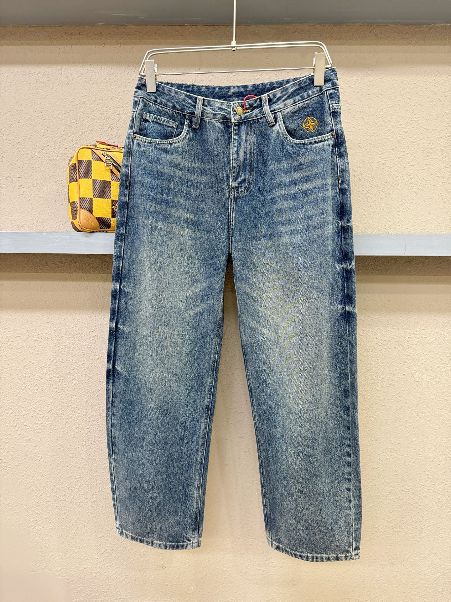 LV路易威登专柜新品，原版牛仔裤 原版重工打造，品牌经典LOGO设计，三标齐全！原版五金辅料。专柜定制牛