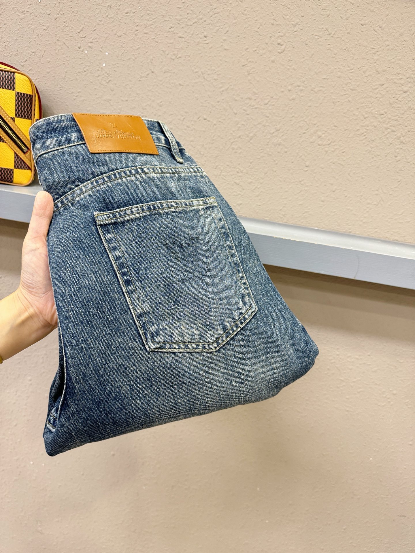 LV路易威登专柜新品，原版牛仔裤 原版重工打造，品牌经典LOGO设计，三标齐全！原版五金辅料。专柜定制牛