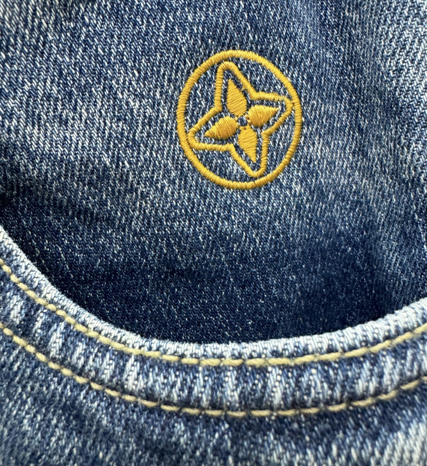 LV路易威登专柜新品，原版牛仔裤 原版重工打造，品牌经典LOGO设计，三标齐全！原版五金辅料。专柜定制牛