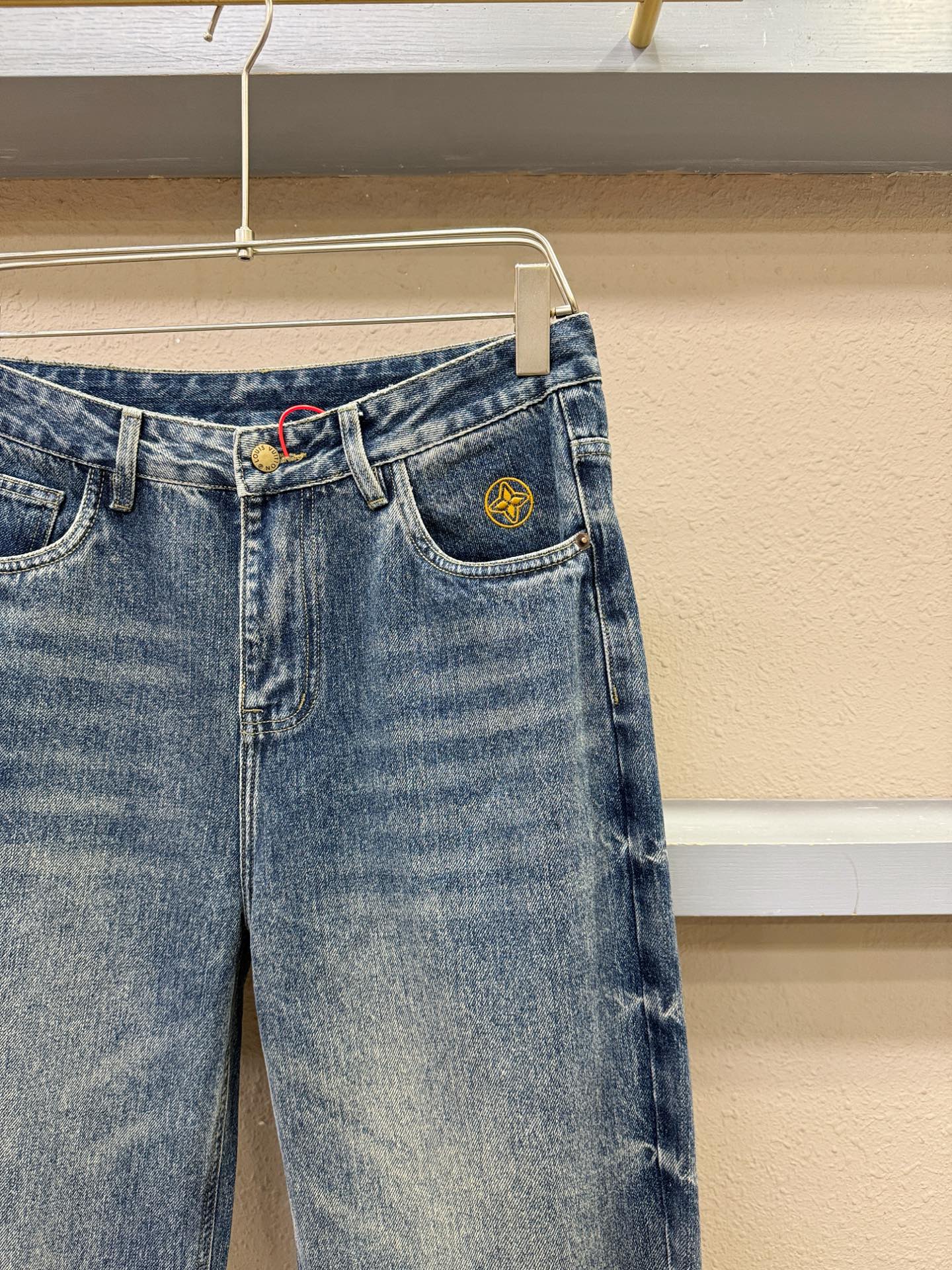 LV路易威登专柜新品，原版牛仔裤 原版重工打造，品牌经典LOGO设计，三标齐全！原版五金辅料。专柜定制牛