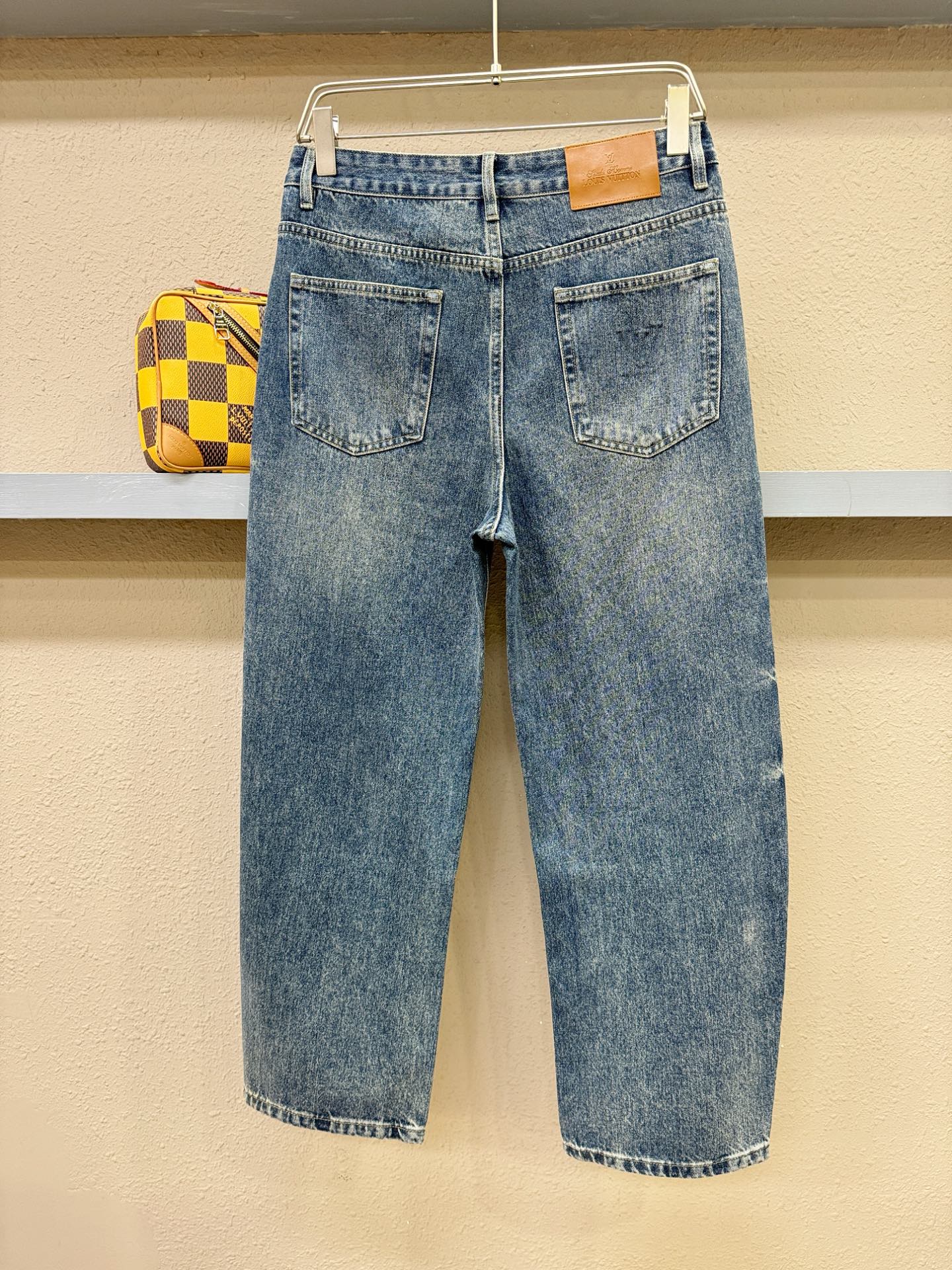 LV路易威登专柜新品，原版牛仔裤 原版重工打造，品牌经典LOGO设计，三标齐全！原版五金辅料。专柜定制牛
