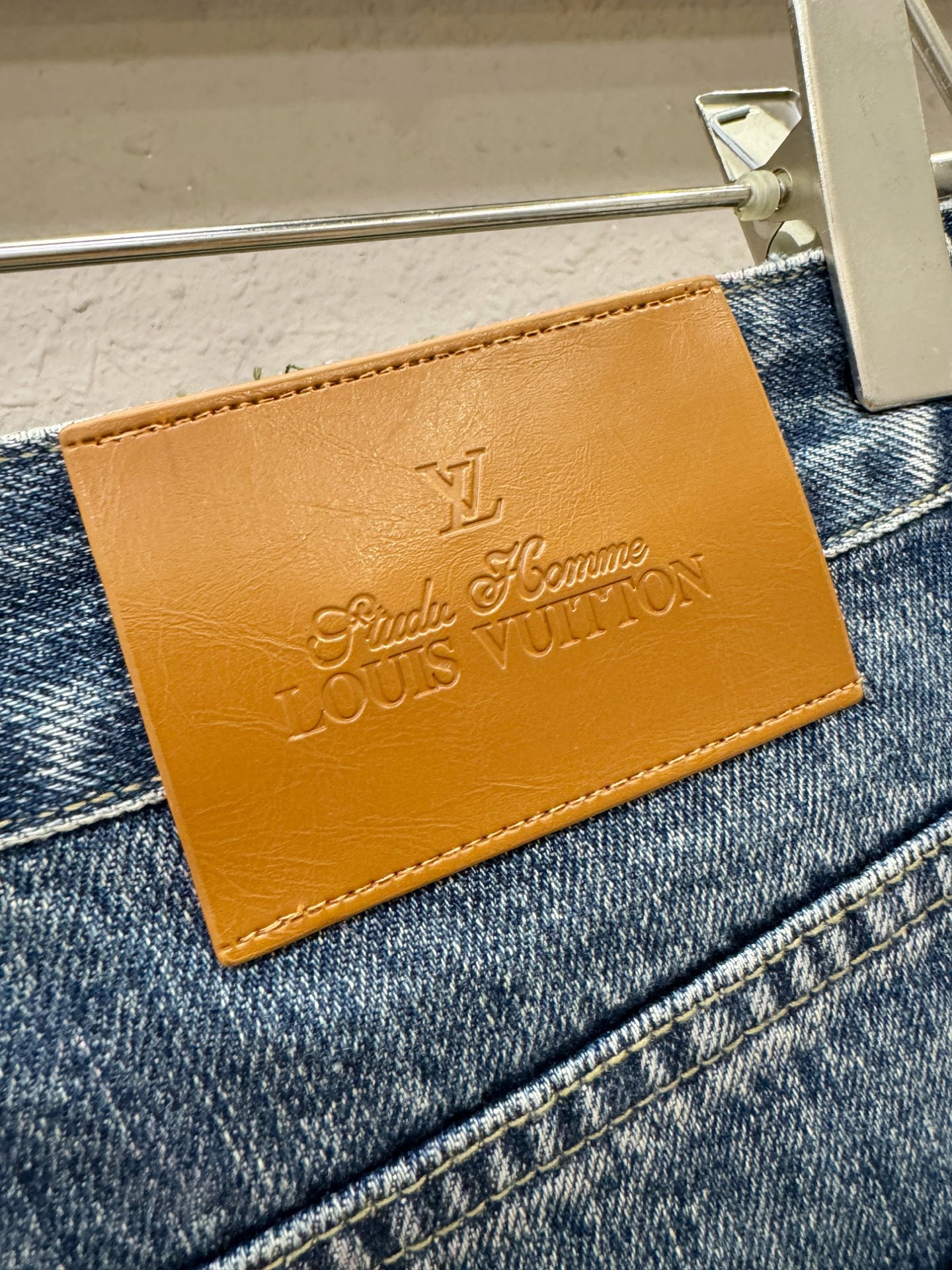 LV路易威登专柜新品，原版牛仔裤 原版重工打造，品牌经典LOGO设计，三标齐全！原版五金辅料。专柜定制牛