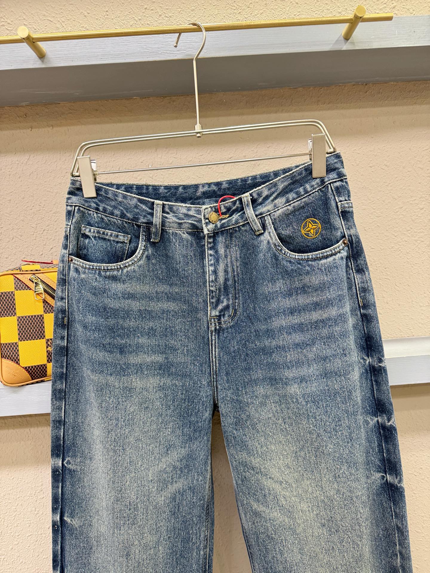 LV路易威登专柜新品，原版牛仔裤 原版重工打造，品牌经典LOGO设计，三标齐全！原版五金辅料。专柜定制牛