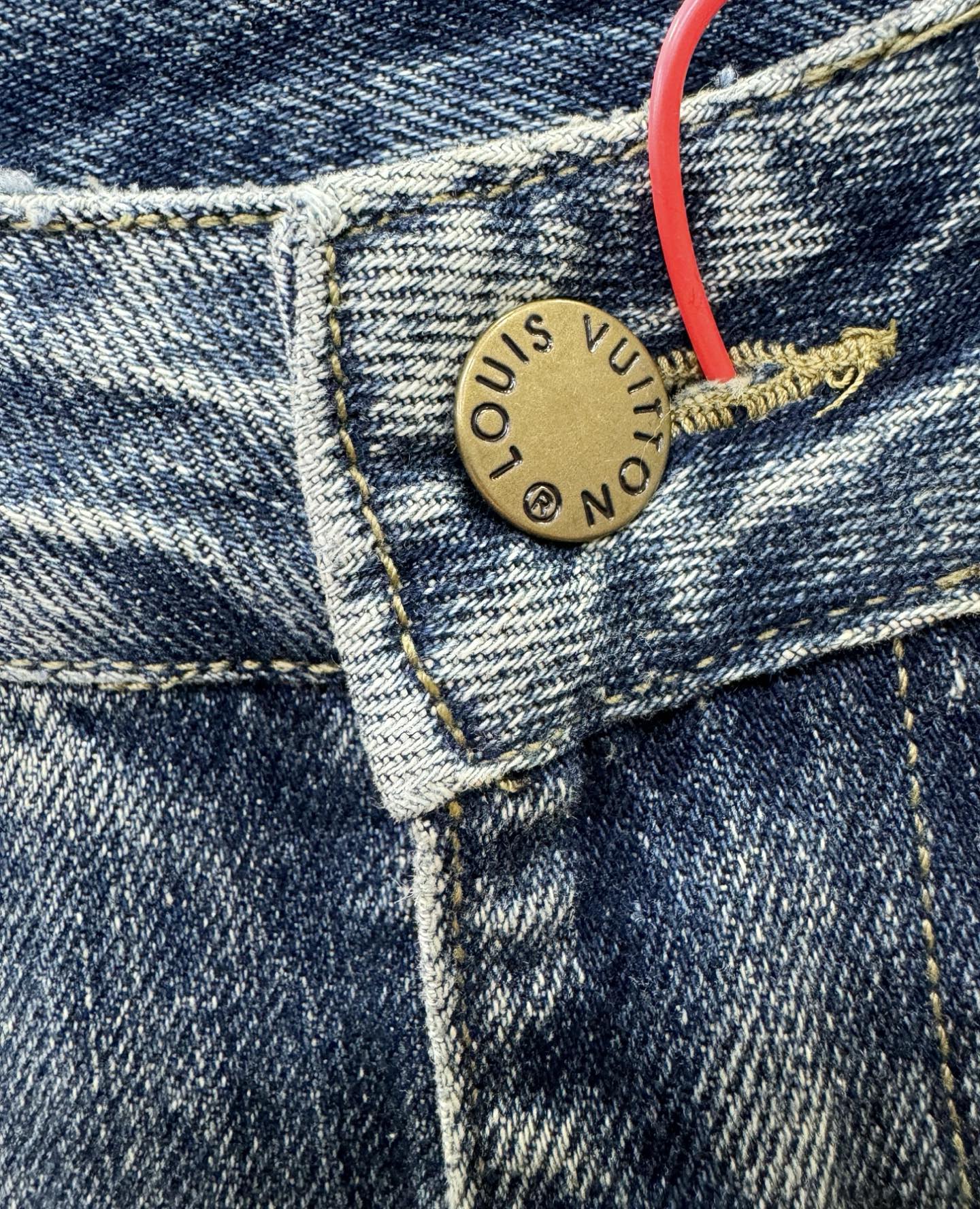 LV路易威登专柜新品，原版牛仔裤 原版重工打造，品牌经典LOGO设计，三标齐全！原版五金辅料。专柜定制牛