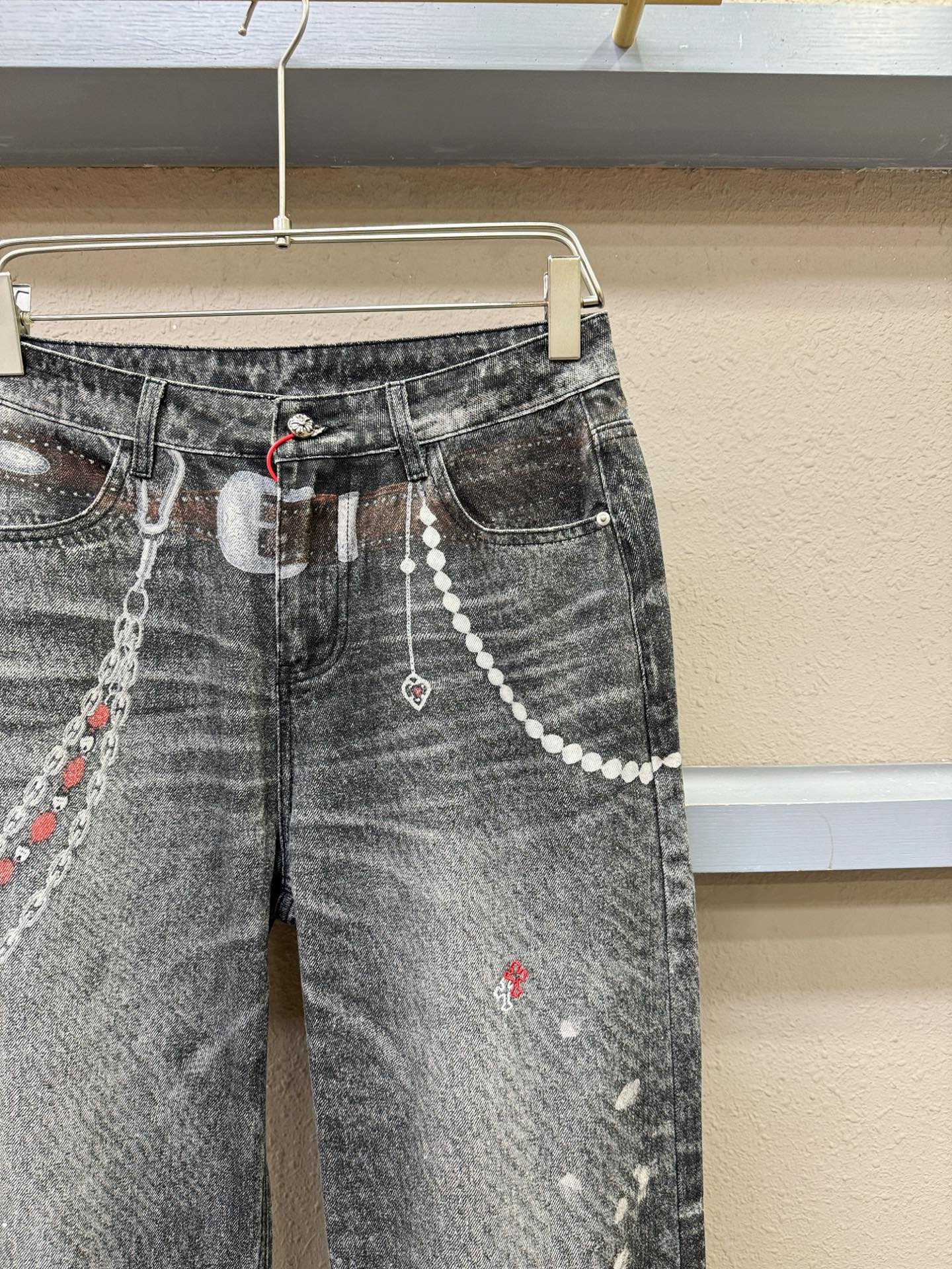 CHROME HEARTS 克罗心 专柜新品，原版牛仔裤 原版重工打造，品牌经典LOGO设计，三标齐全！