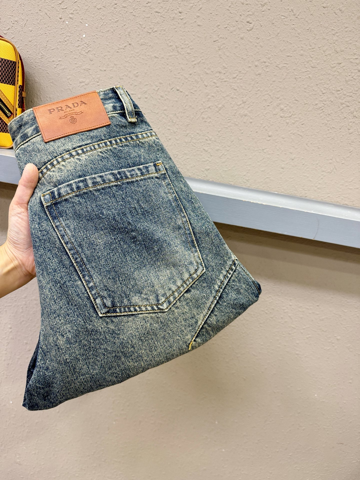 PRADA 普拉达 专柜新品，原版牛仔裤 原版重工打造，品牌经典LOGO设计，三标齐全！原版五金辅料。专