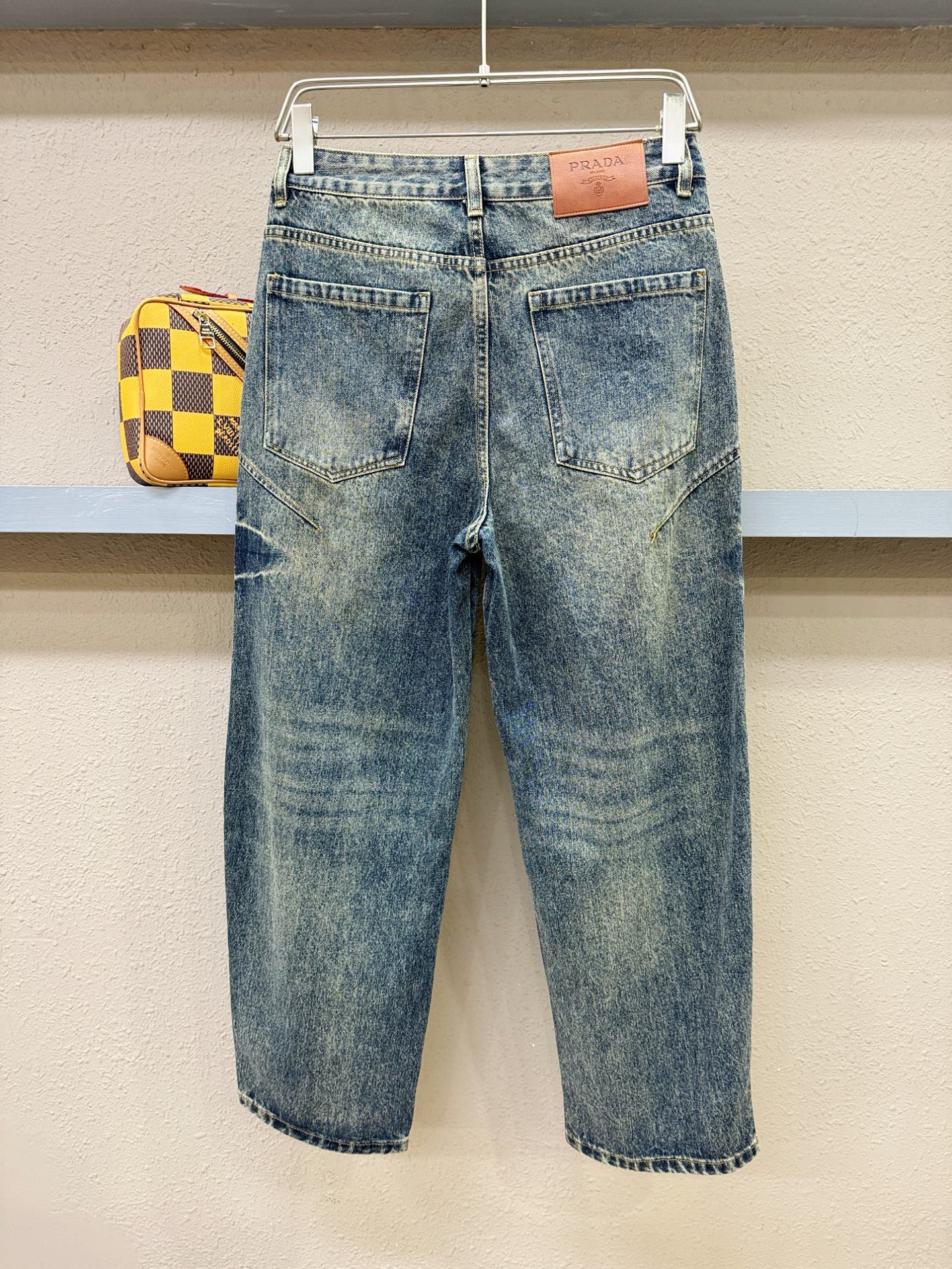 PRADA 普拉达 专柜新品，原版牛仔裤 原版重工打造，品牌经典LOGO设计，三标齐全！原版五金辅料。专