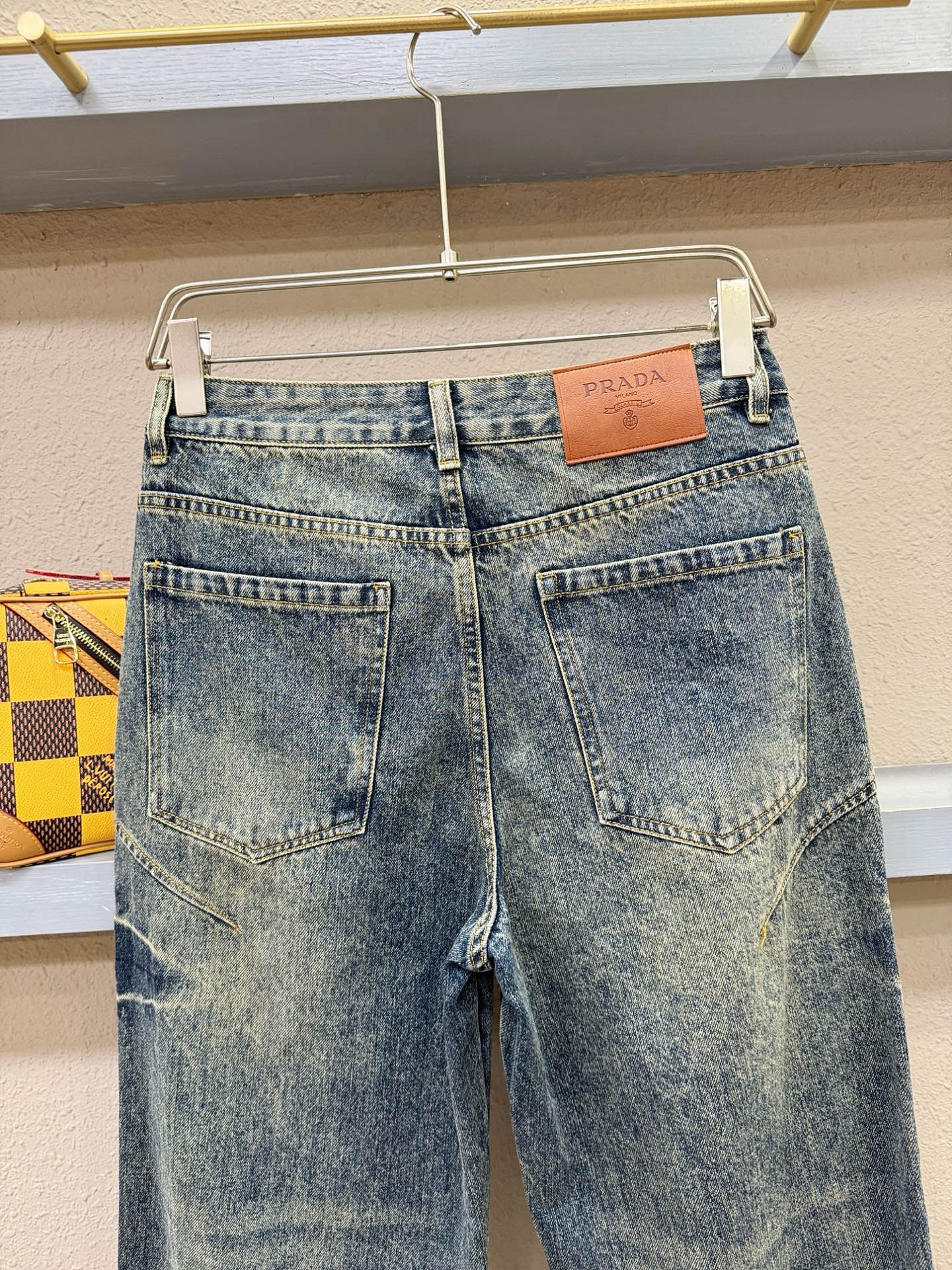 PRADA 普拉达 专柜新品，原版牛仔裤 原版重工打造，品牌经典LOGO设计，三标齐全！原版五金辅料。专