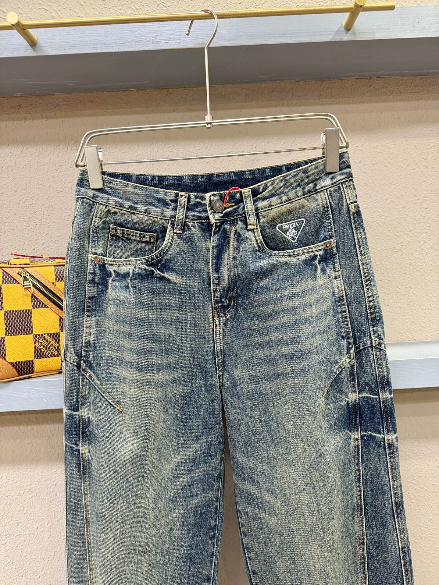PRADA 普拉达 专柜新品，原版牛仔裤 原版重工打造，品牌经典LOGO设计，三标齐全！原版五金辅料。专