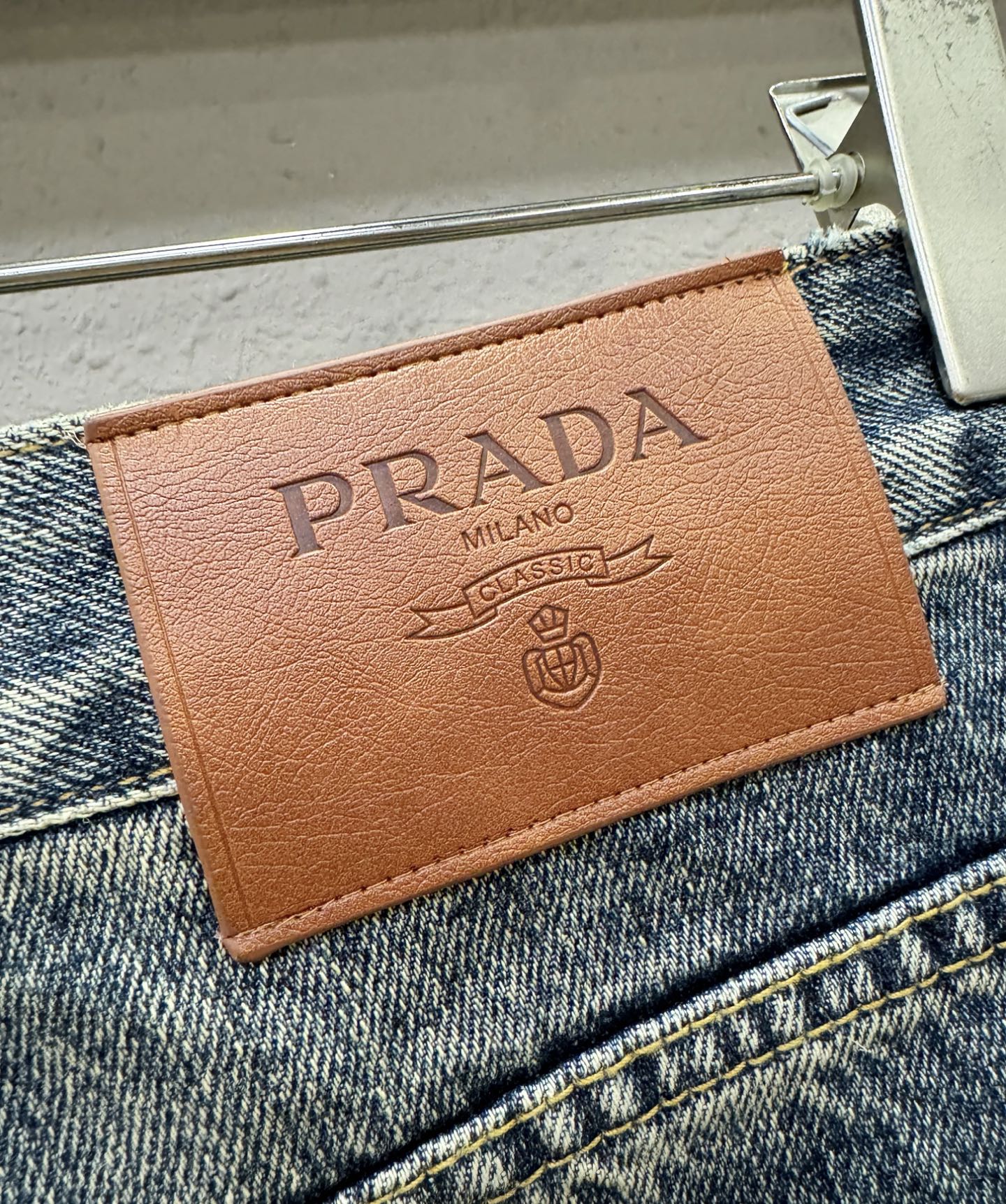 PRADA 普拉达 专柜新品，原版牛仔裤 原版重工打造，品牌经典LOGO设计，三标齐全！原版五金辅料。专