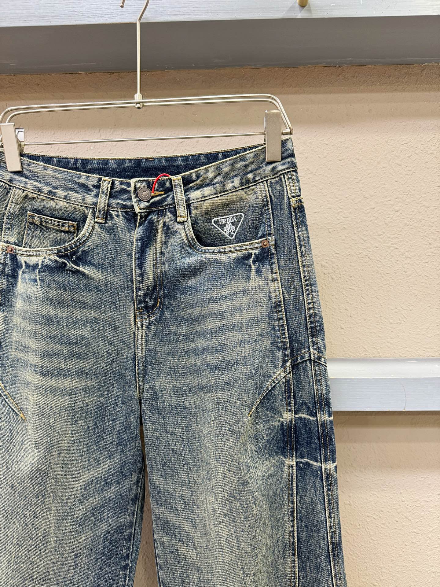 PRADA 普拉达 专柜新品，原版牛仔裤 原版重工打造，品牌经典LOGO设计，三标齐全！原版五金辅料。专