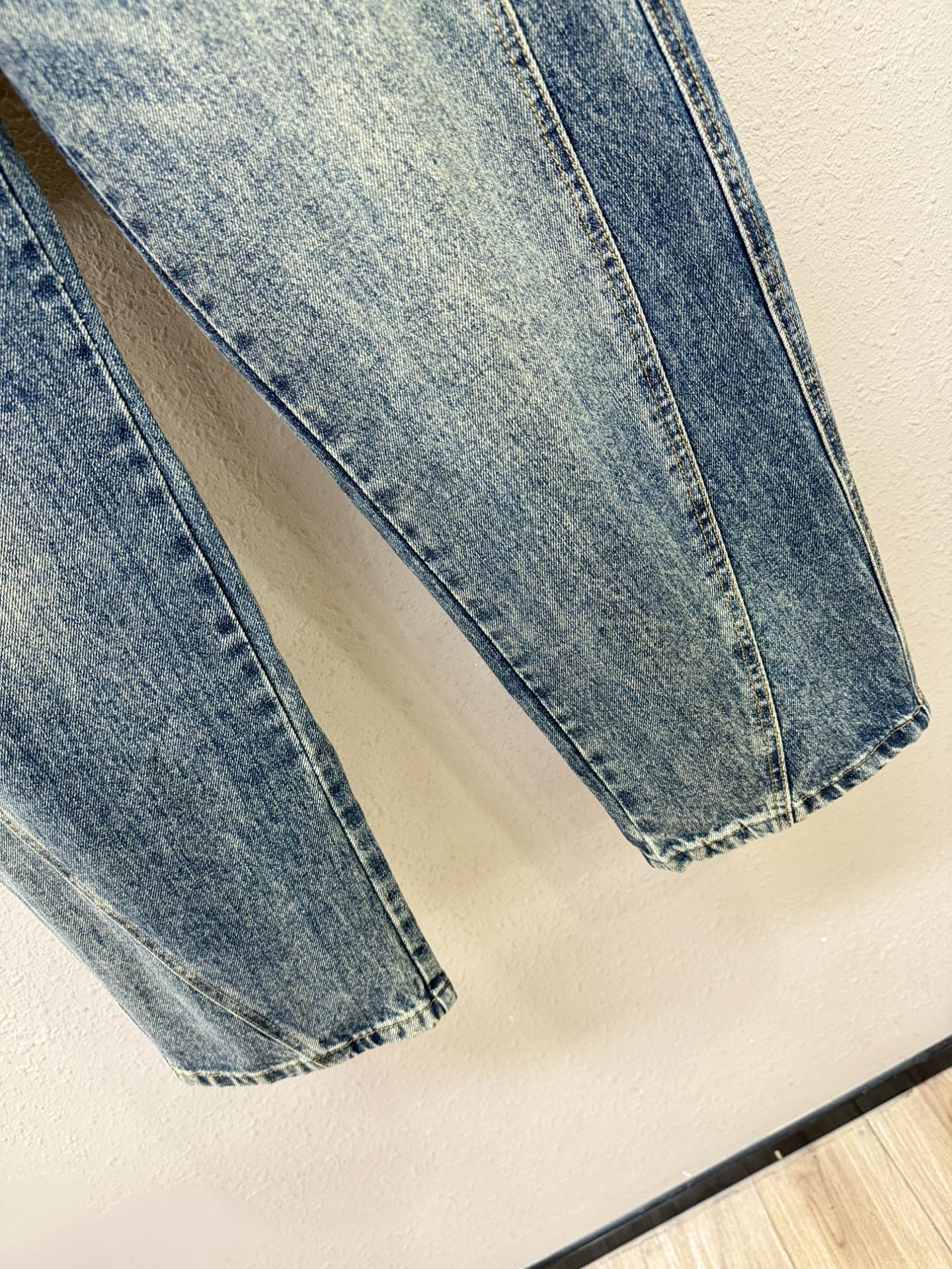 PRADA 普拉达 专柜新品，原版牛仔裤 原版重工打造，品牌经典LOGO设计，三标齐全！原版五金辅料。专