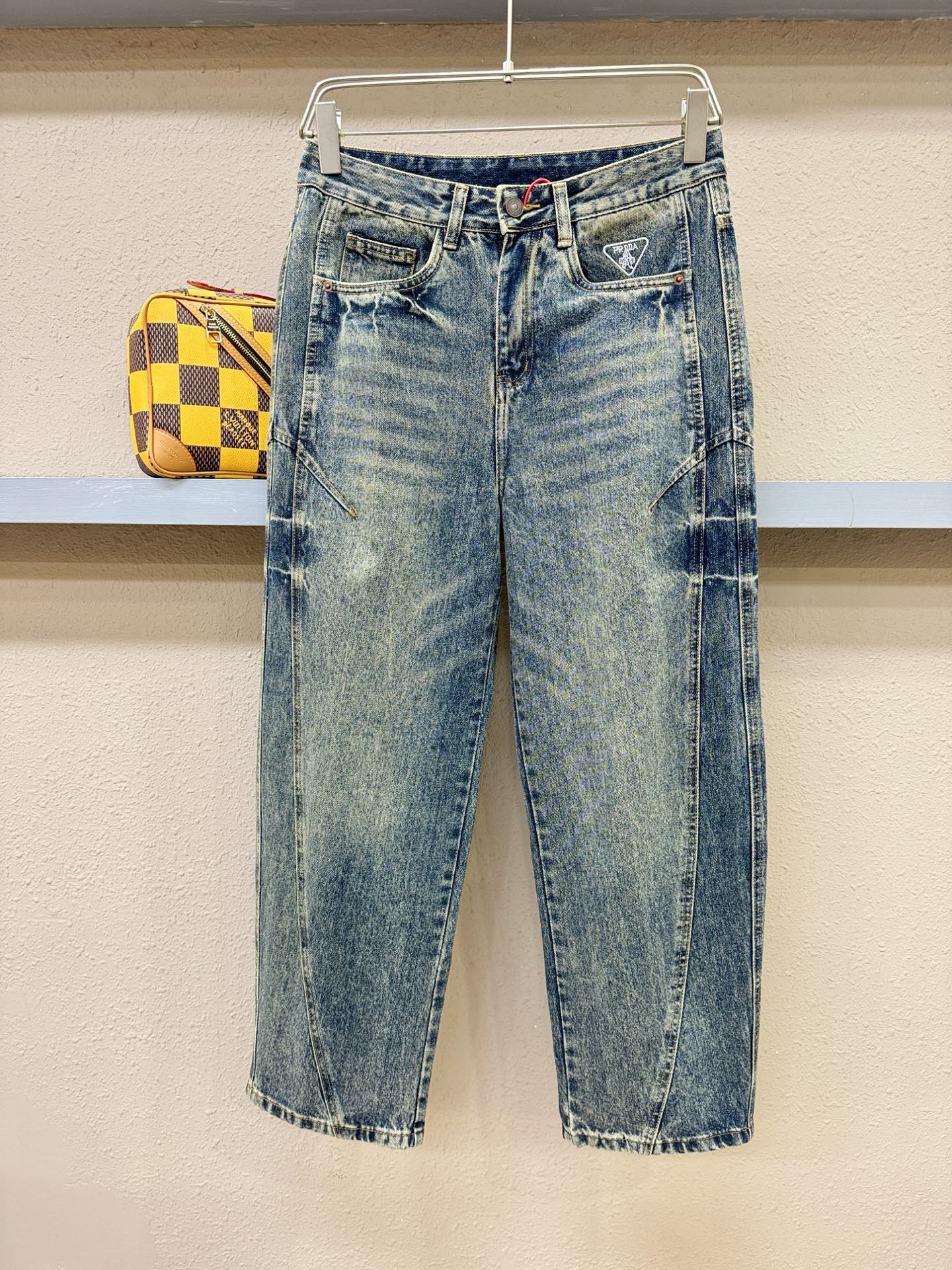 PRADA 普拉达 专柜新品，原版牛仔裤 原版重工打造，品牌经典LOGO设计，三标齐全！原版五金辅料。专