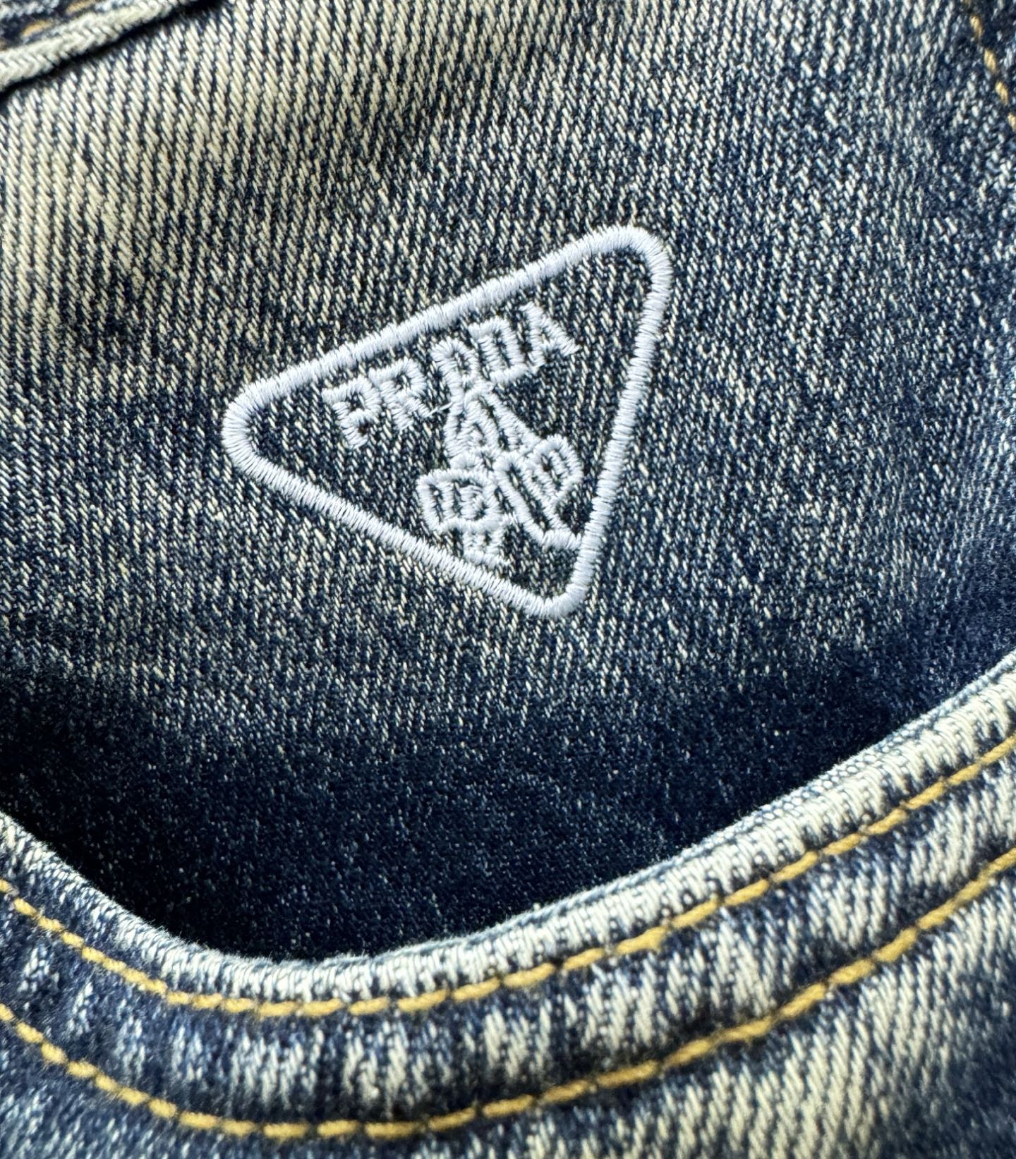 PRADA 普拉达 专柜新品，原版牛仔裤 原版重工打造，品牌经典LOGO设计，三标齐全！原版五金辅料。专