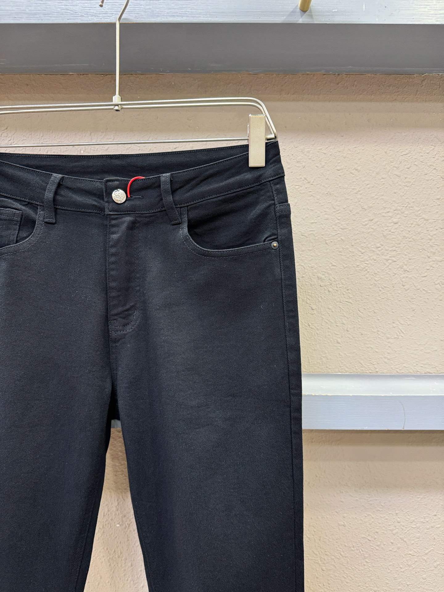 Loro Piana诺悠翩雅 专柜新品，原版牛仔裤 原版重工打造，品牌经典LOGO设计，三标齐全！原版五